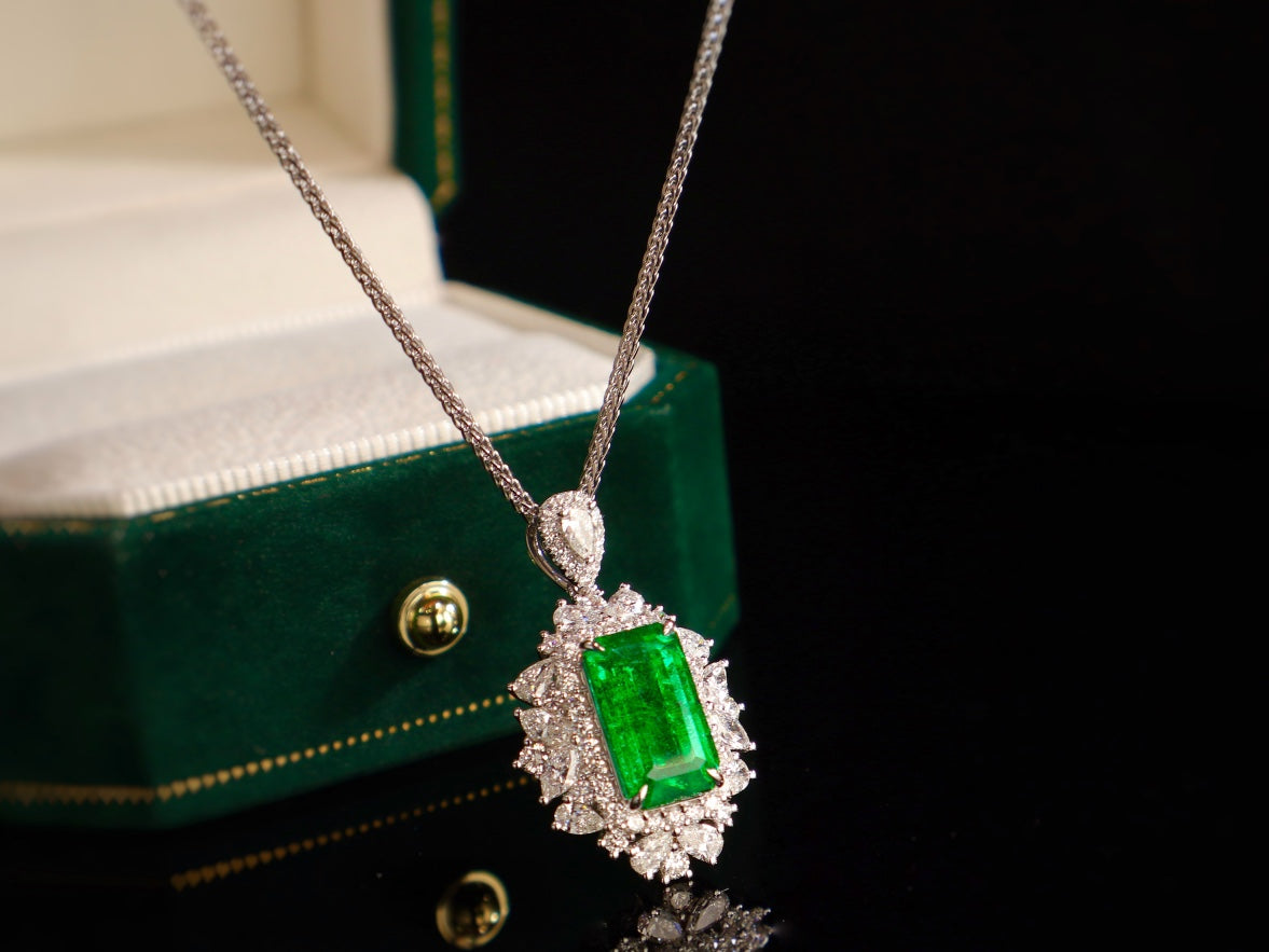 Barang Kemas Loket Zamrud - Zamrud 3.43ct Mewah dengan Hiasan Berlian