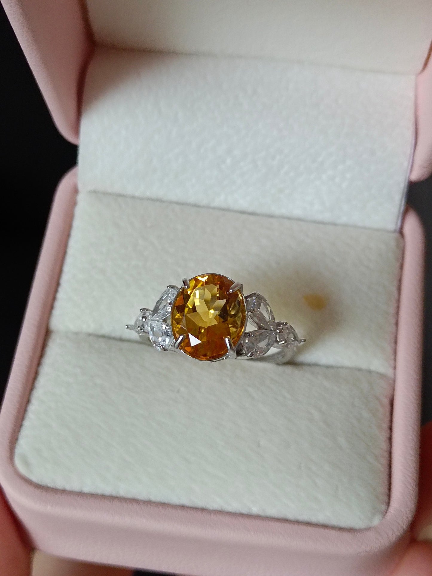 Anello con citrino giallo naturale: gioielli eleganti per ogni occasione