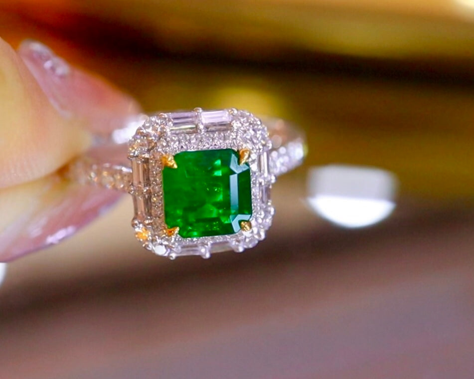 Elegant and Understated Natural Waton Green Emerald Ring - Jewelry
