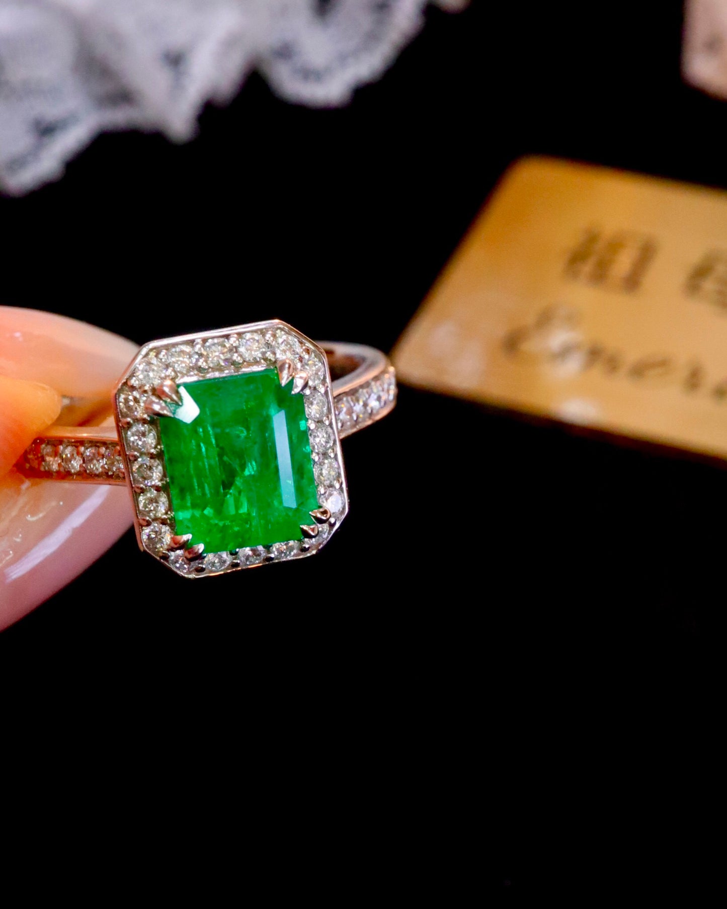 Keanggunan Abadi: Cincin Zamrud Alami dalam Emas 18K dengan Berlian