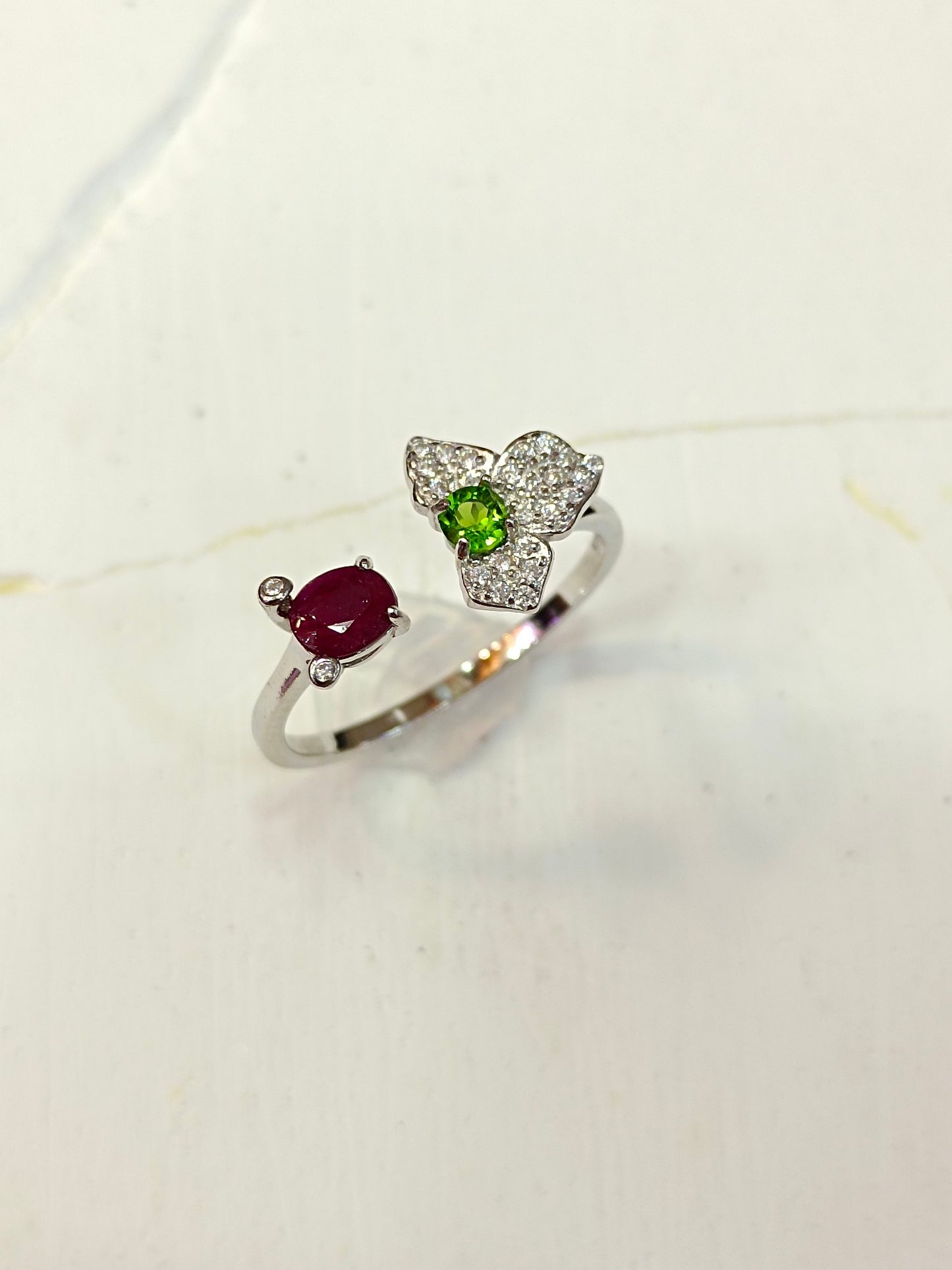 Elegante anello con rubino in argento S925: un gioiello senza tempo