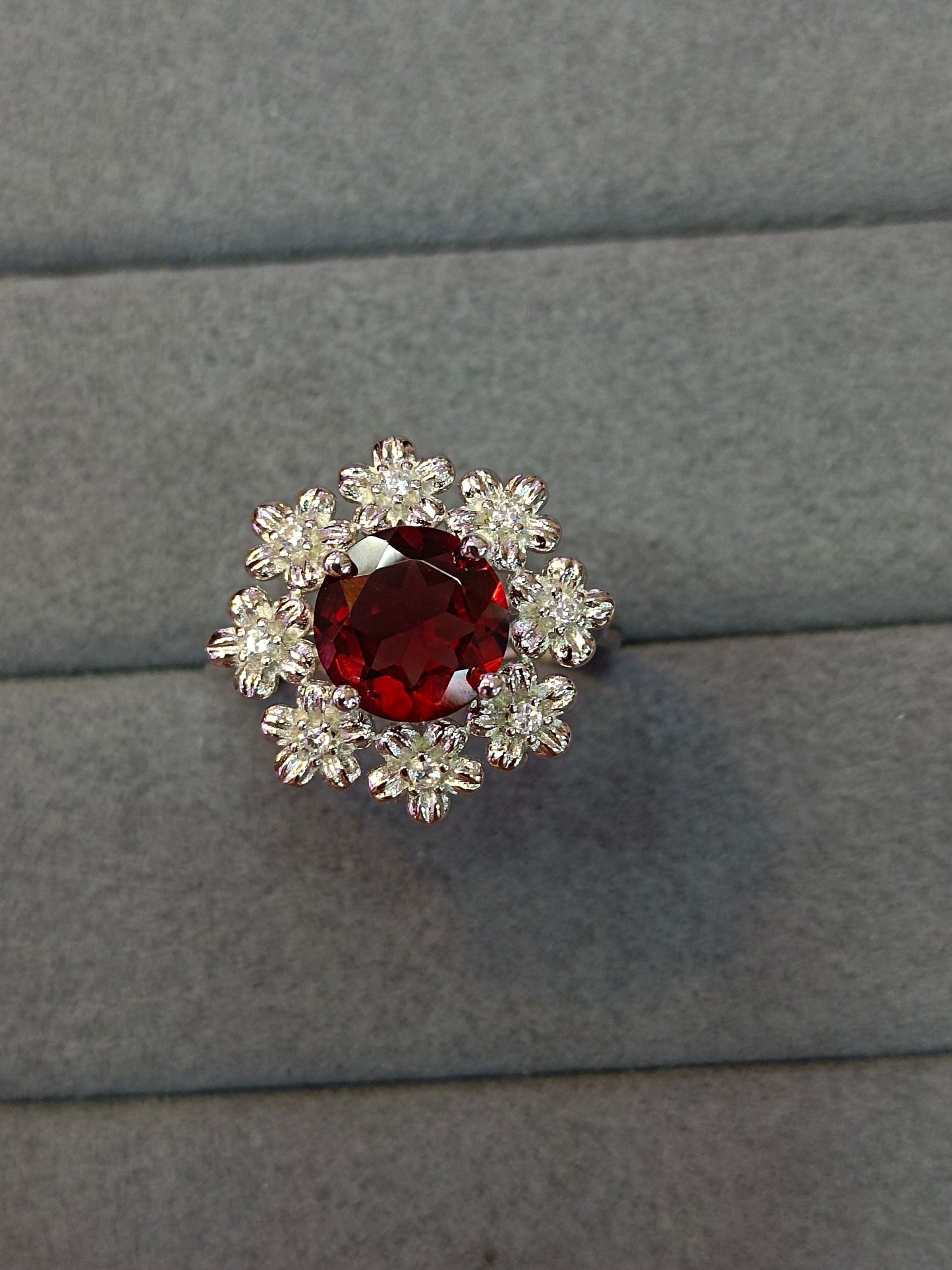 Anello in argento S925 con fiori ricchi di granato squisito - Gioielleria raffinata