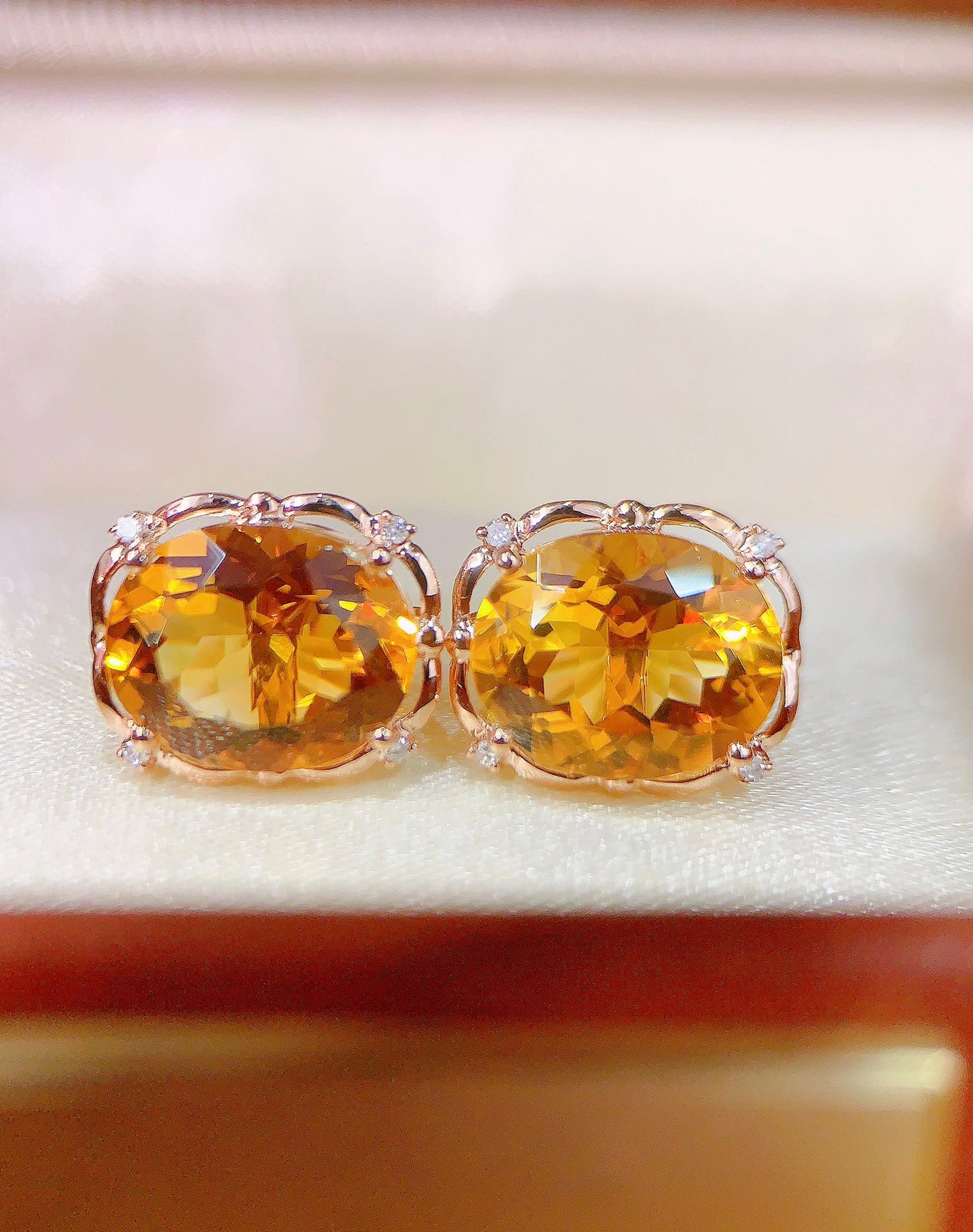 Ketibaan Baru: Sunstone of Prosperity - Anting-anting Yellow Citrine dalam Emas 18k dengan Aksen Berlian