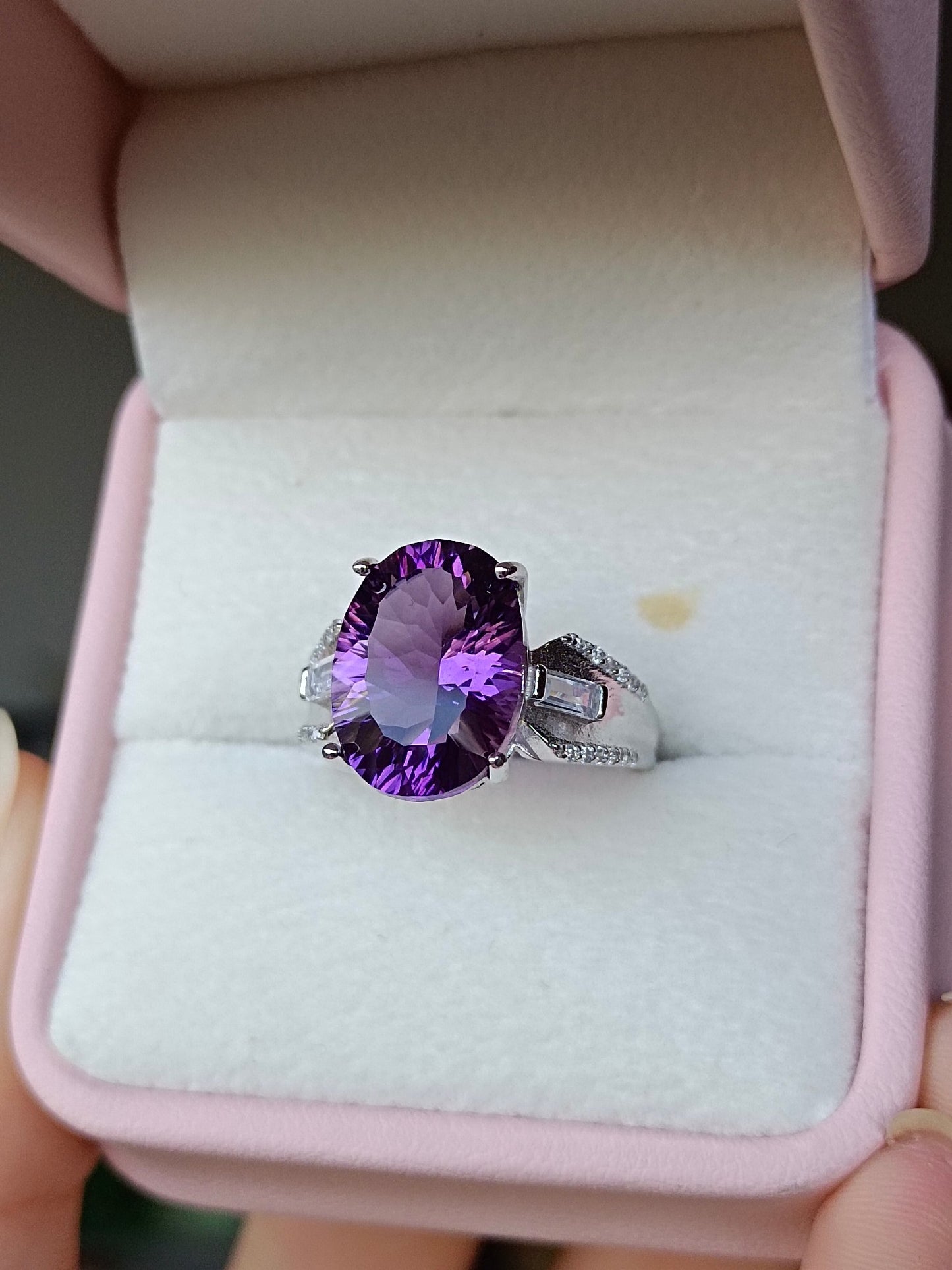 Luxurious Natural Amethyst Ring - A Jewel of Elegance and Taste