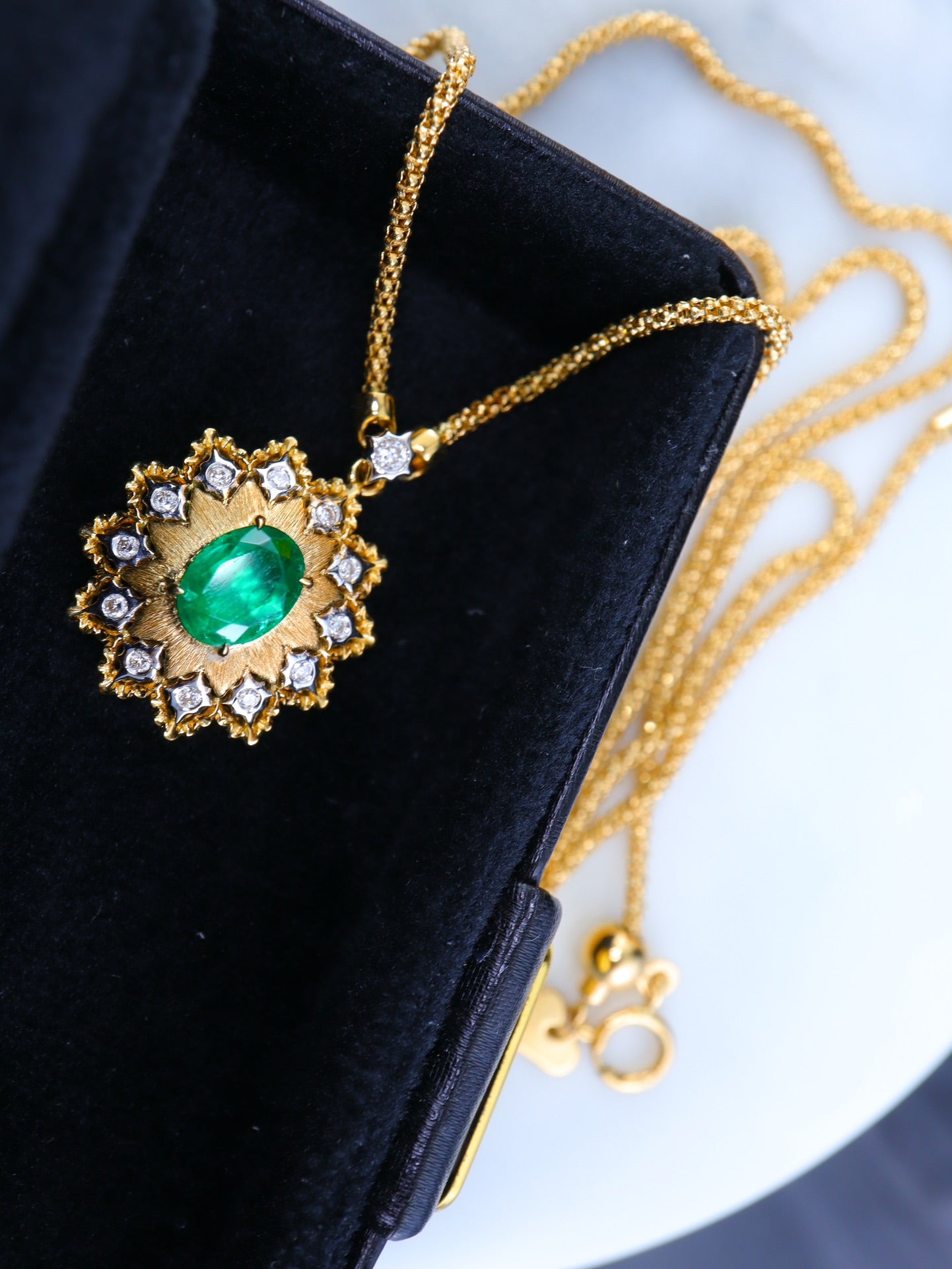 Koleksi Perhiasan Keanggunan Italia: Kalung Emas Kerajinan yang terinspirasi Buccellati dengan Liontin Ruby dan Zamrud