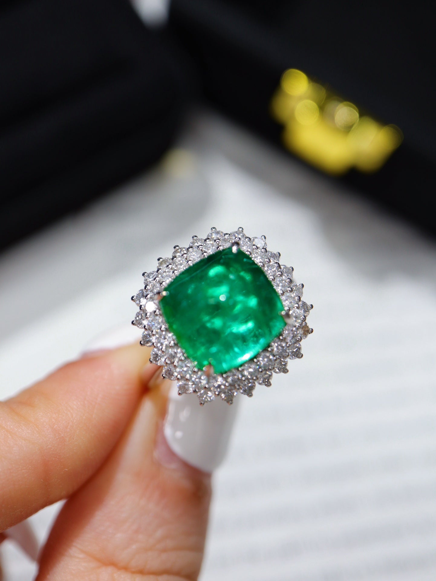Sugarloaf Emerald Ring:豪华珠宝