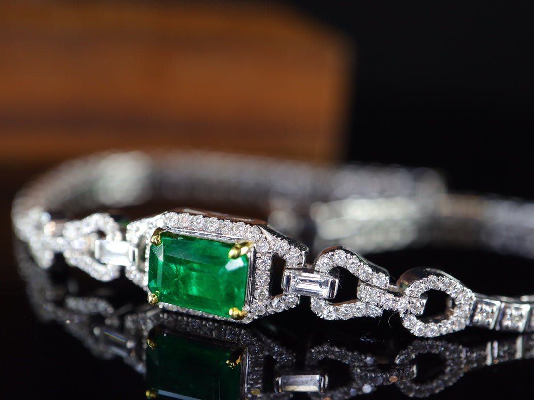 Elegantes Smaragd-Armband: Ein Hauch von Luxusschmuck