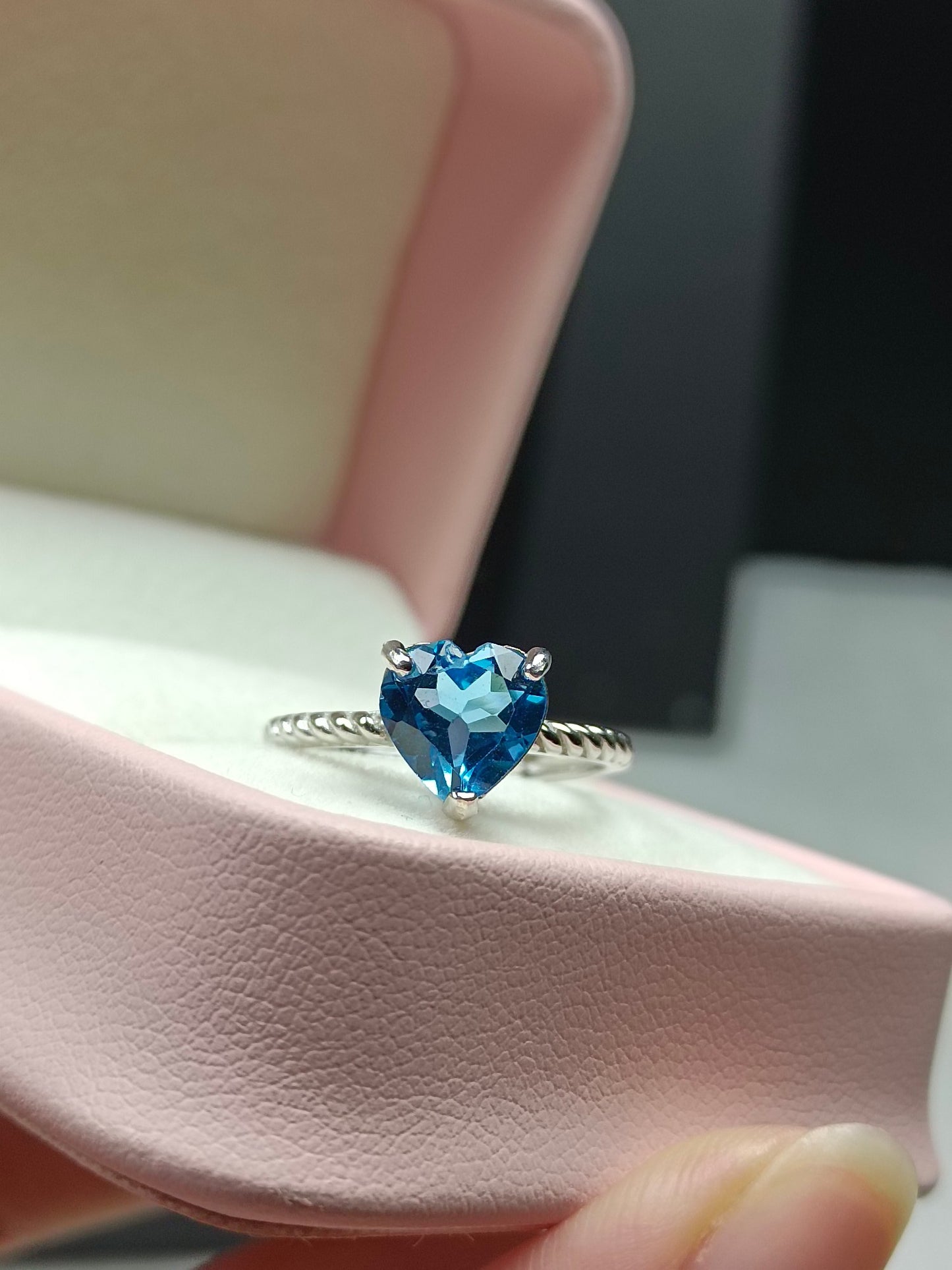 Inel inimă cu topaz albastru elvețian natural - bijuterii rafinate
