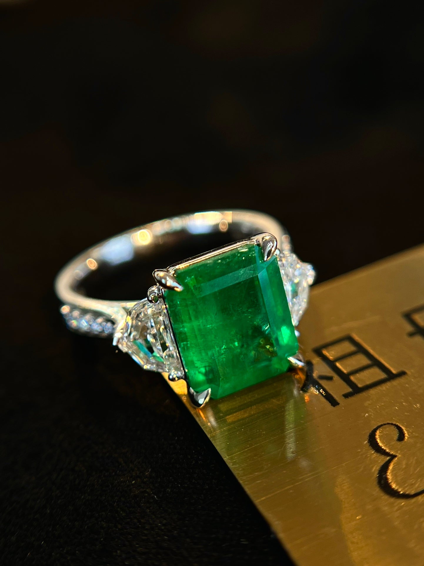 Elegant Three-Stone Jewelry: 18k Gold Embedded with Verdant Emerald and Diamonds