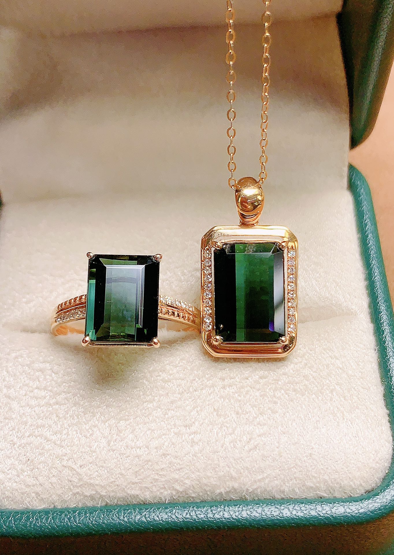 Exquisites Set aus 18-karätigem Gold und Diamanten mit eingebettetem Bixbite-Ring und Anhänger (Kette nicht im Lieferumfang enthalten) – Schmuckangebot