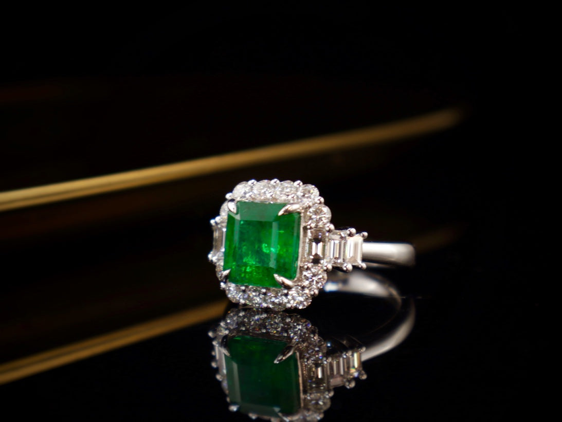 Anello con smeraldo - Gioielli con pietre preziose vetrose ad alta saturazione verde vivido