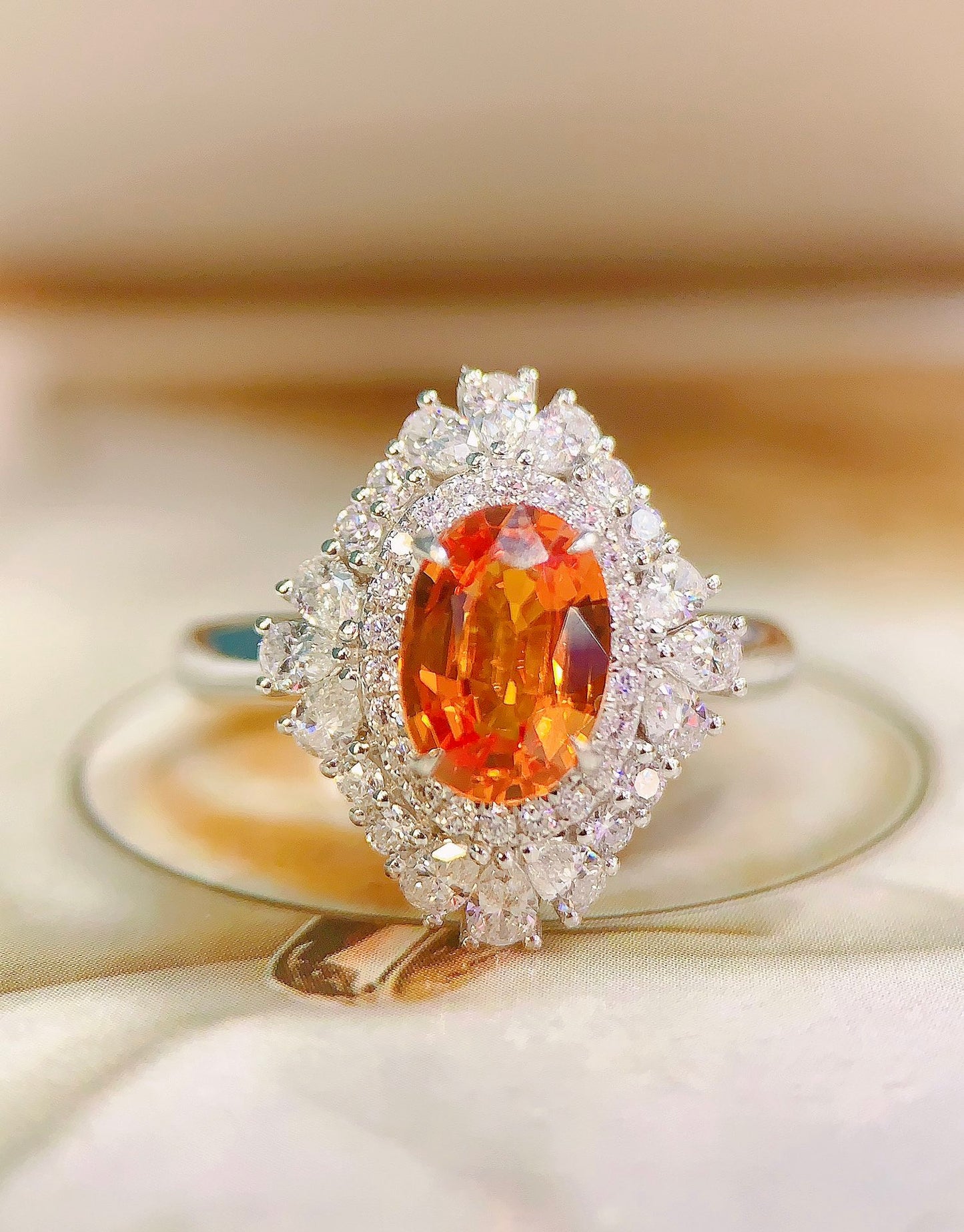 Cincin Safir Emas 18K - Kehadiran Surgawi yang Mulia dalam Koleksi Anda