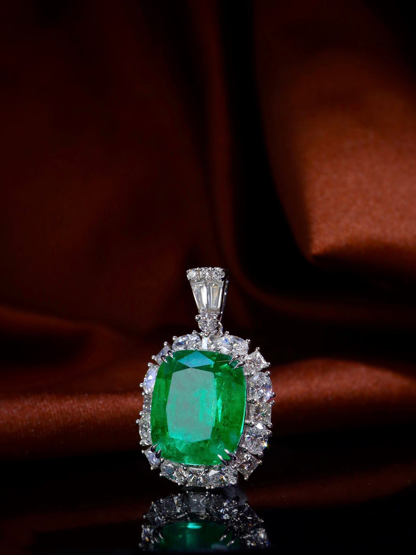 Smaragdgroene hangersieraden: prachtig collectiestuk met GIA-certificaat
