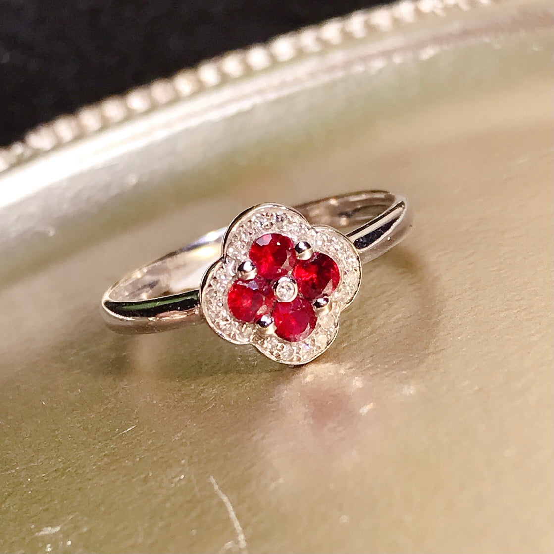 Hieno 18K Natural Ruby Sormus – pakollinen koru kauneuden ystäville