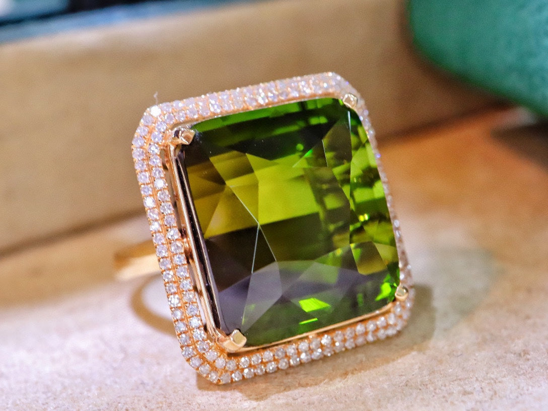 Luxusschmuck: Ring aus natürlichem Turmalin mit Verzierungen aus 18-karätigem Gold und Diamanten