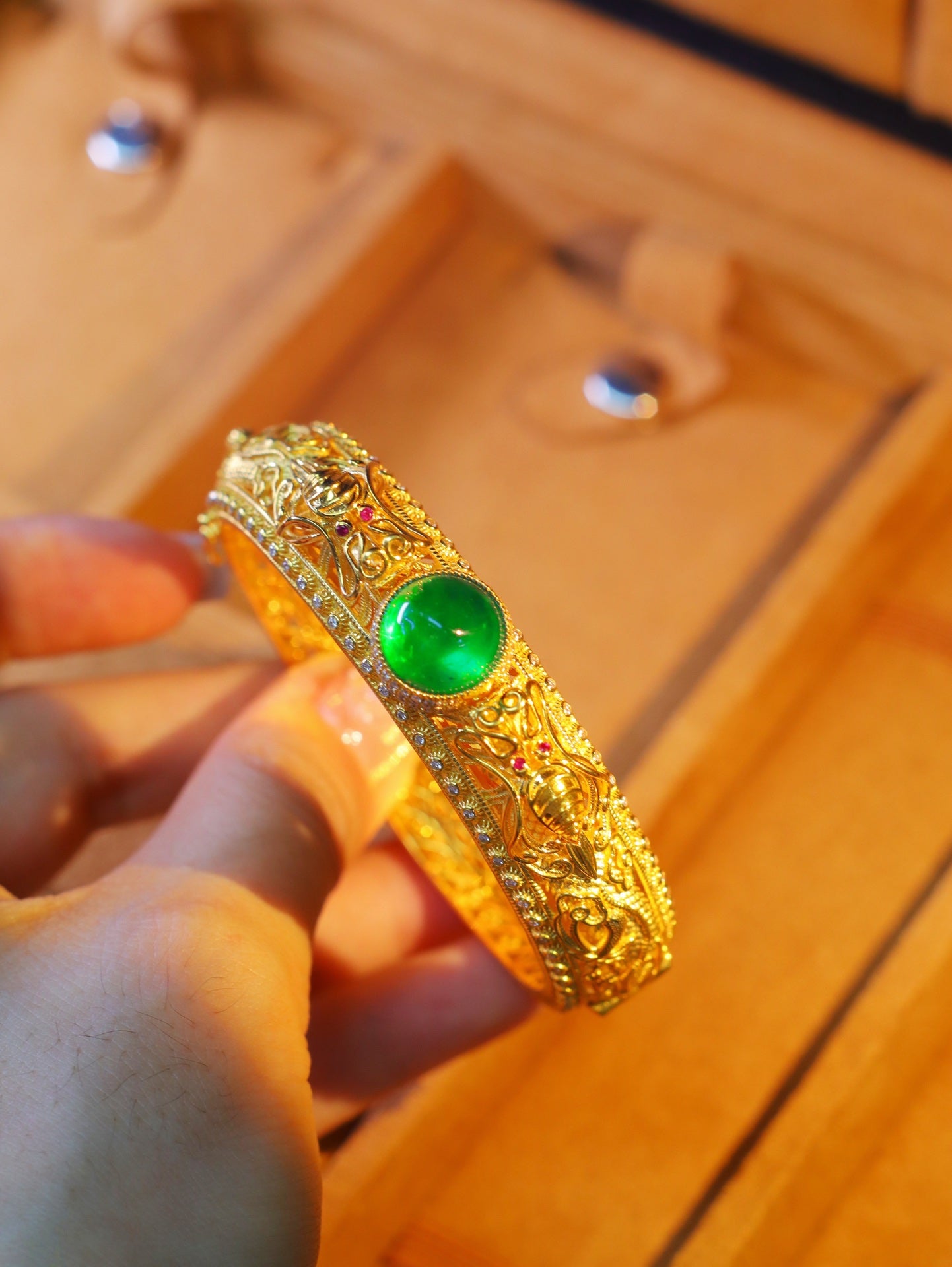 龍紋祖母綠花絲手鍊 - 奢華珠寶