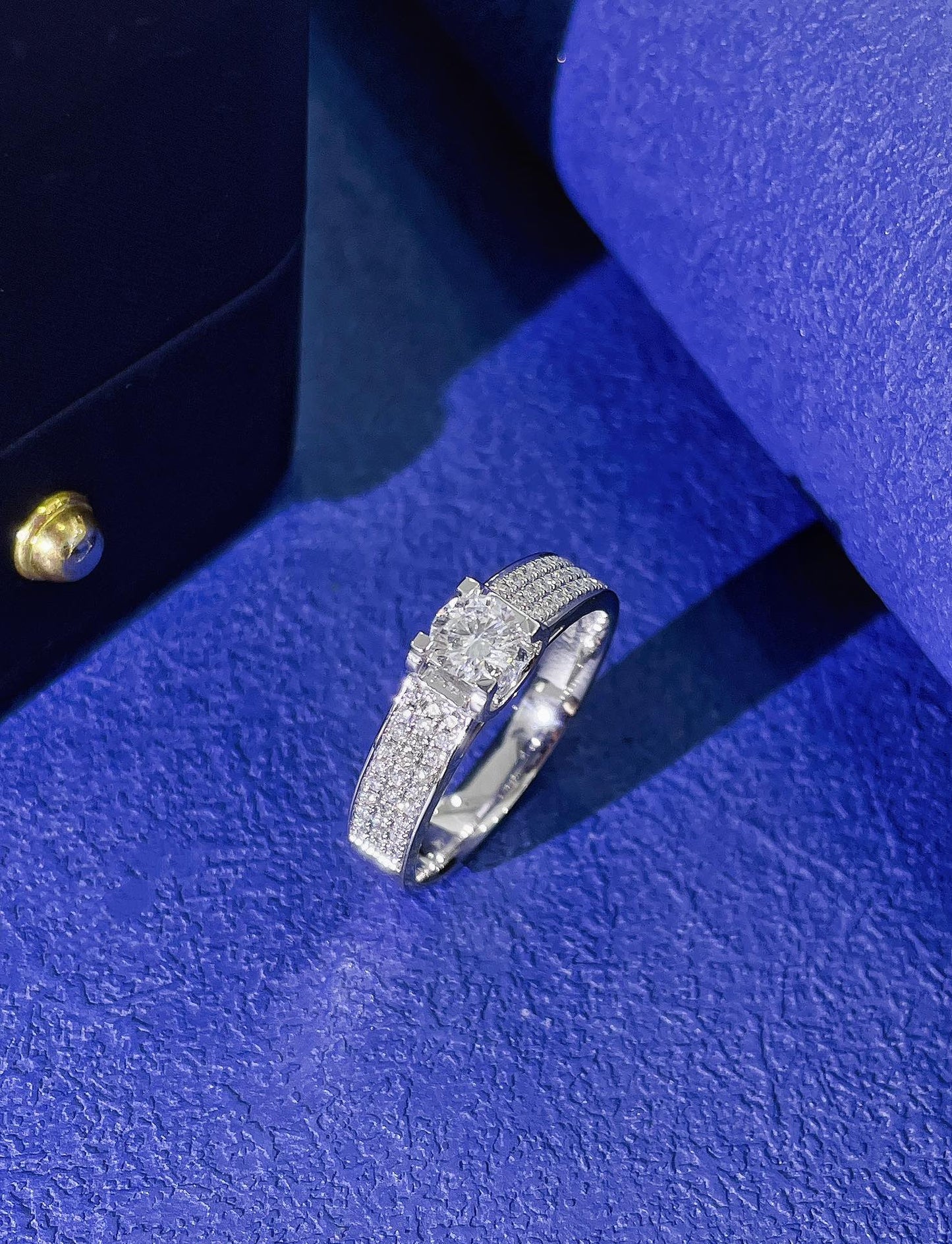 18K viljelty timantti pyöreä loistava kolmirivinen kivi käsivarsi rengas korut