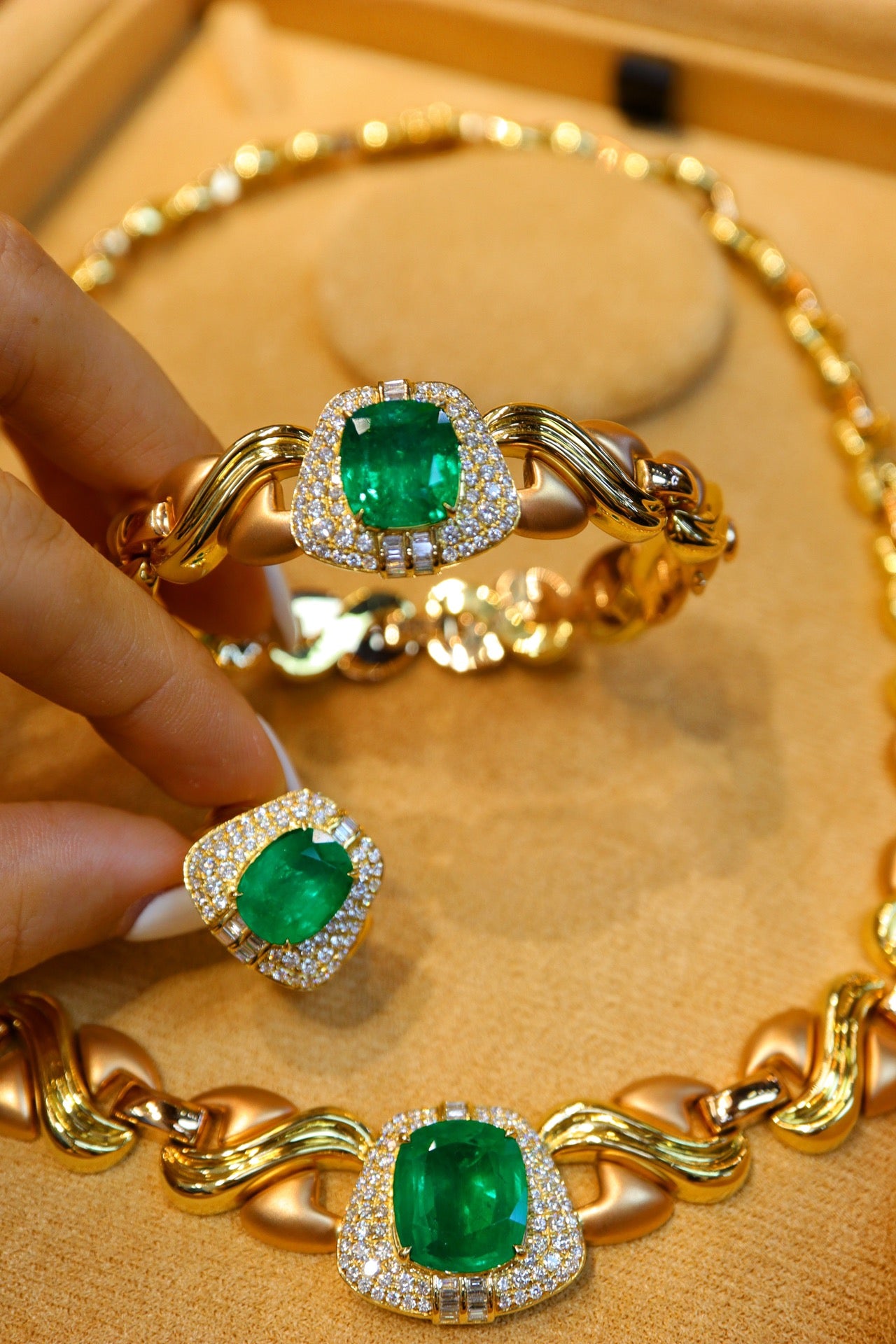 Smaragd-Schmuckset: Modernes Vintage-Design, Akzente aus 18-karätigem Gold und Diamanten