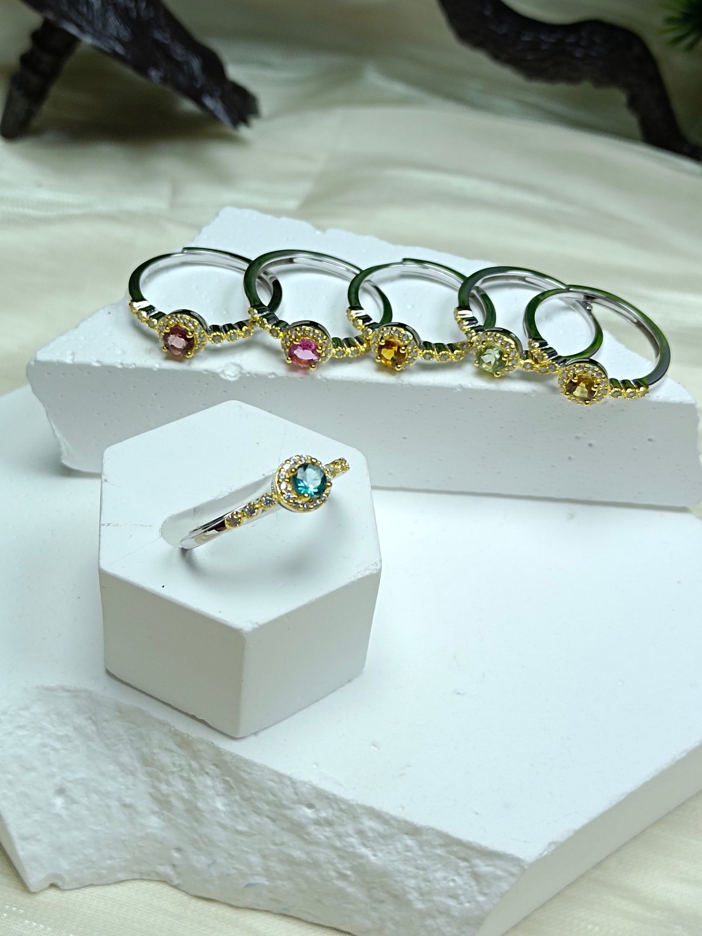 Anello in argento sterling S925 con tormalina arcobaleno color caramello incorporato di pregevole fattura - Gioielli unici
