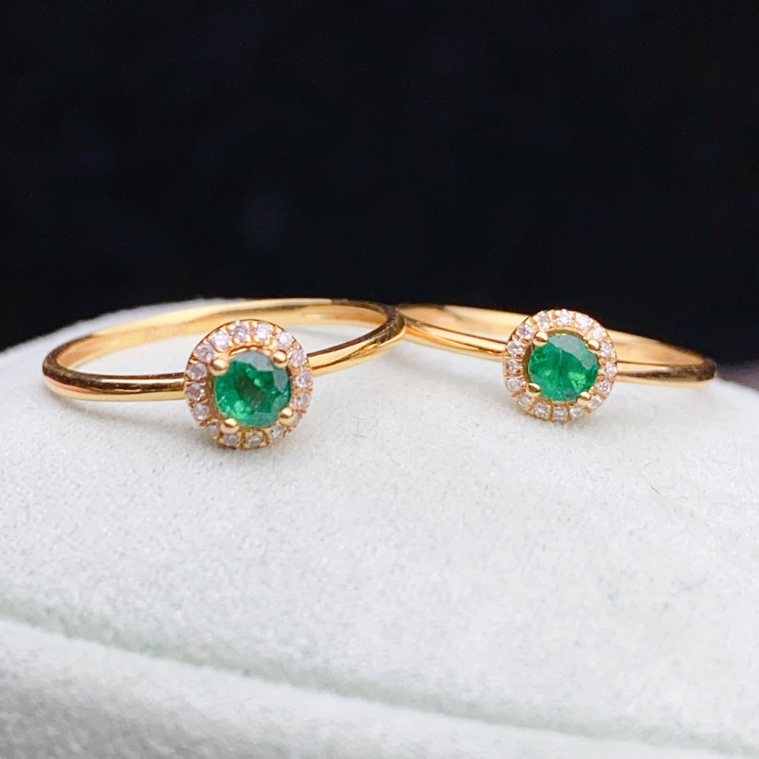 Begegnung mit Eleganz: Minimalistischer Smaragd-Ringschmuck