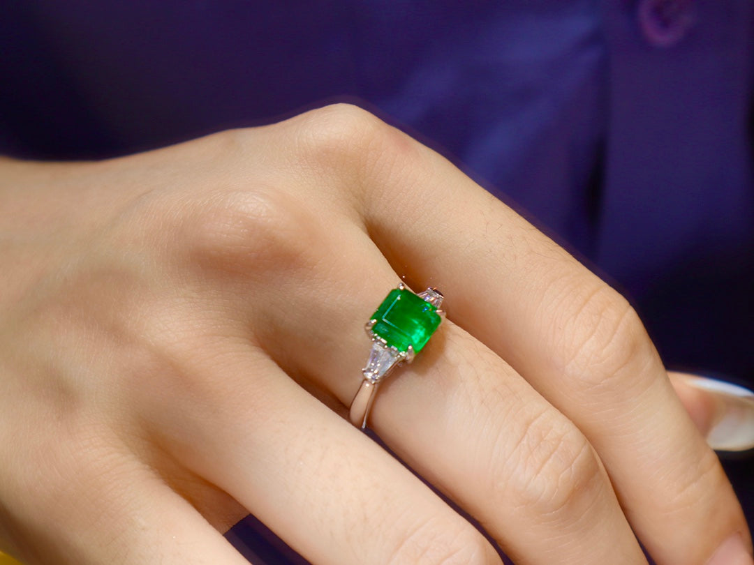 Anello con smeraldo - Gioiello verde brillante con accenti di diamanti