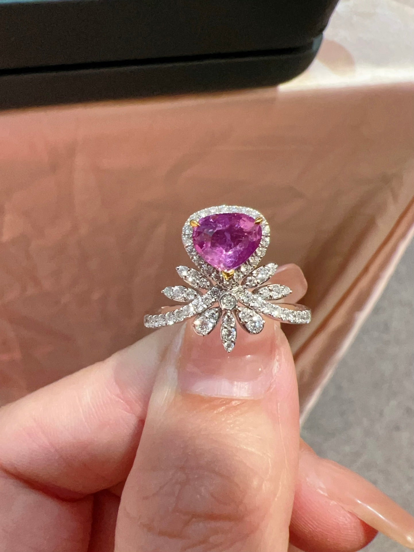 Perhiasan Elegan dan Abadi: Cincin Padparadscha Tanpa Pemanas