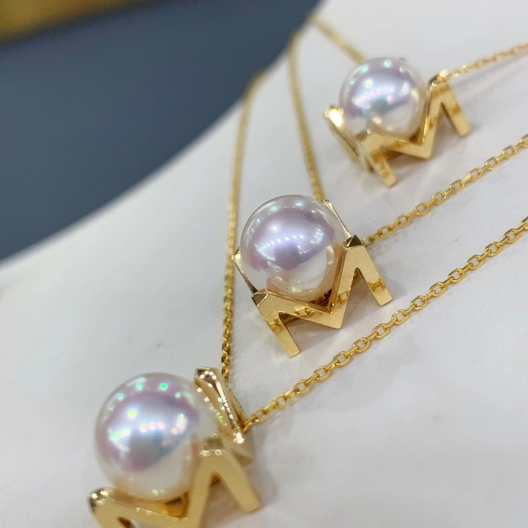 M-stijl 18K vergulde sieraden met verstelbare M-vormige sluiting en glanzende Akoya-parels