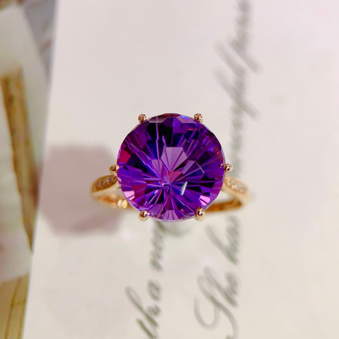 Cincin Amethyst Emas 18K - Perhiasan Elegan untuk Kelembutan Abadi