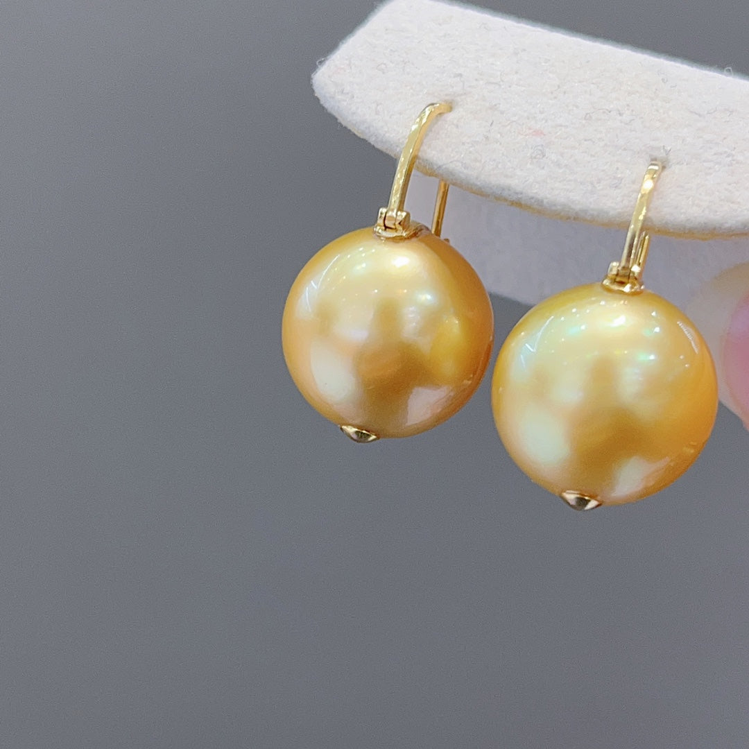 Lujosos aretes de perlas doradas de los Mares del Sur de 14-15 mm en oro de 18 quilates: una joya imprescindible