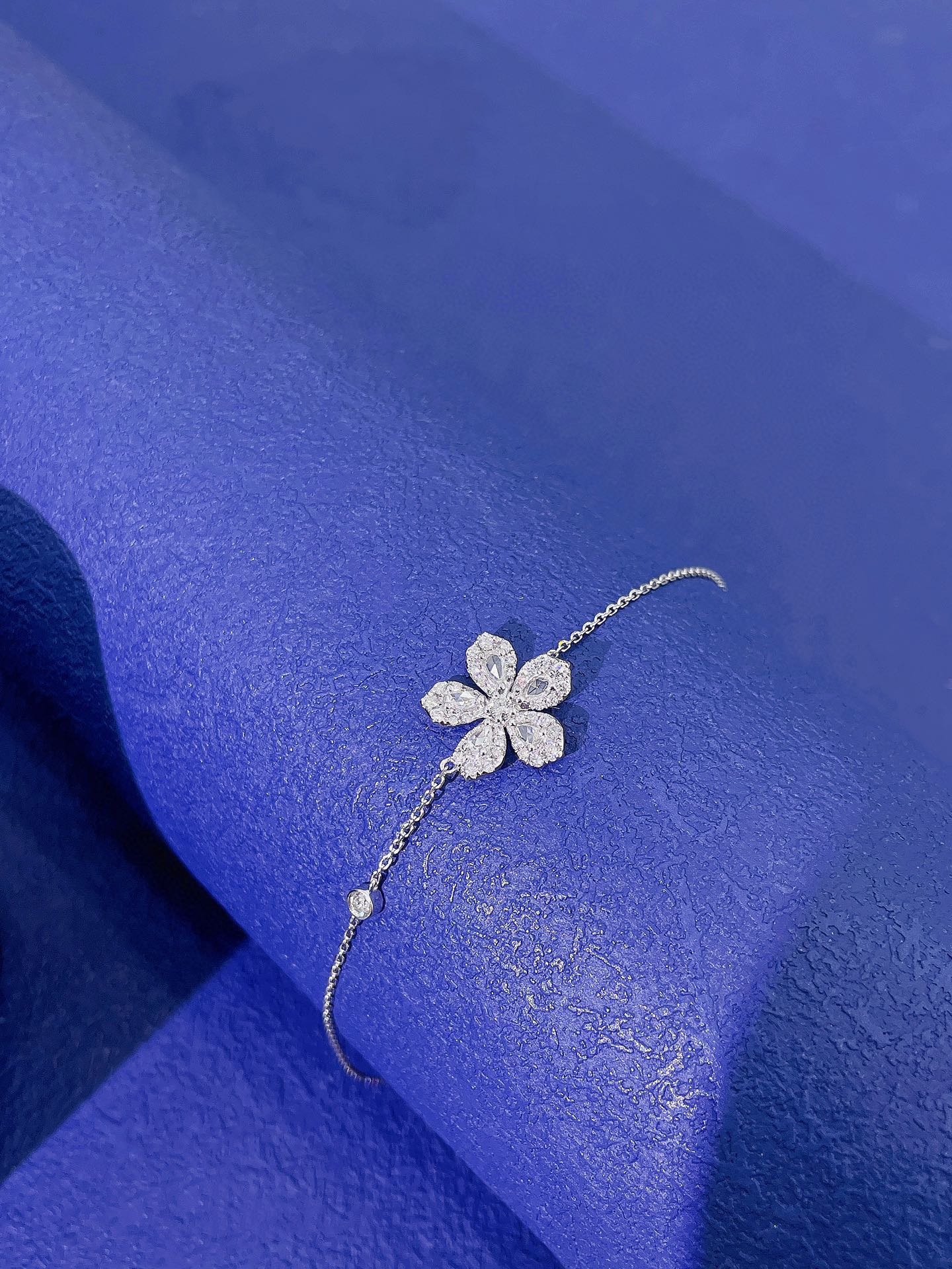 Brazalete con forma de gota delicada con flores y perlas cultivadas de diamantes de 9 quilates: joyería para cada ocasión