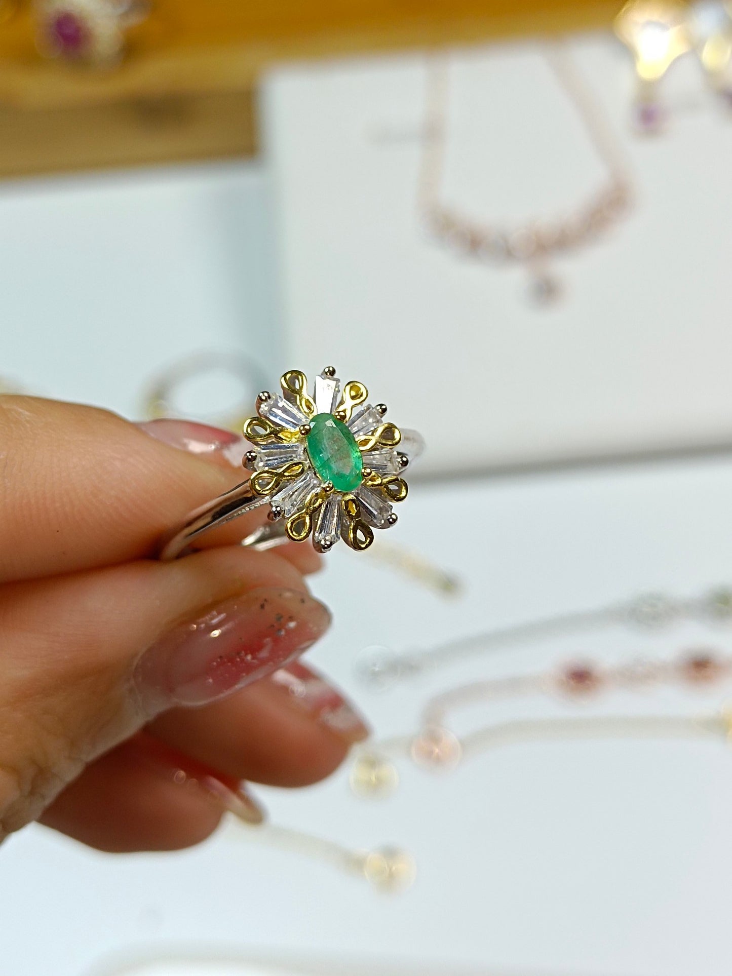 Exquisite S925 Silver Emerald Ring with Luxury Embedding - Unique Jewelry Design