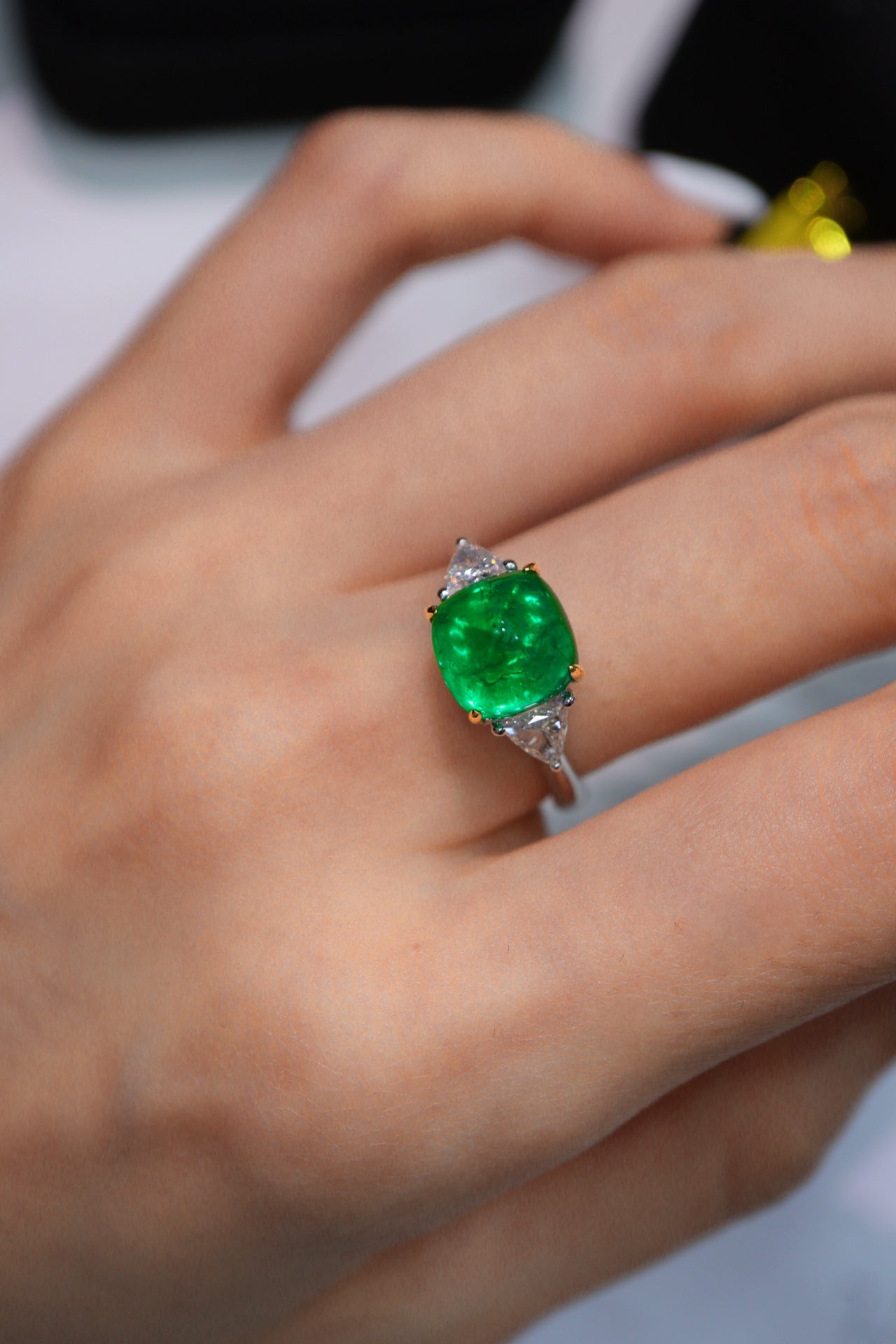祖母绿 Sugarloaf 戒指 - 简约三石 Jewelry Marvel