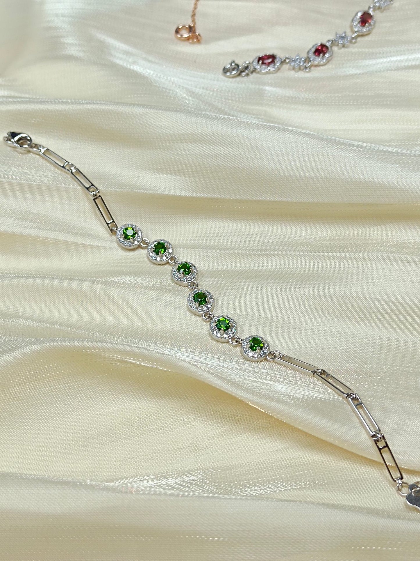 S925 sølvarmbånd med innebygd diopside – elegant og moderne design