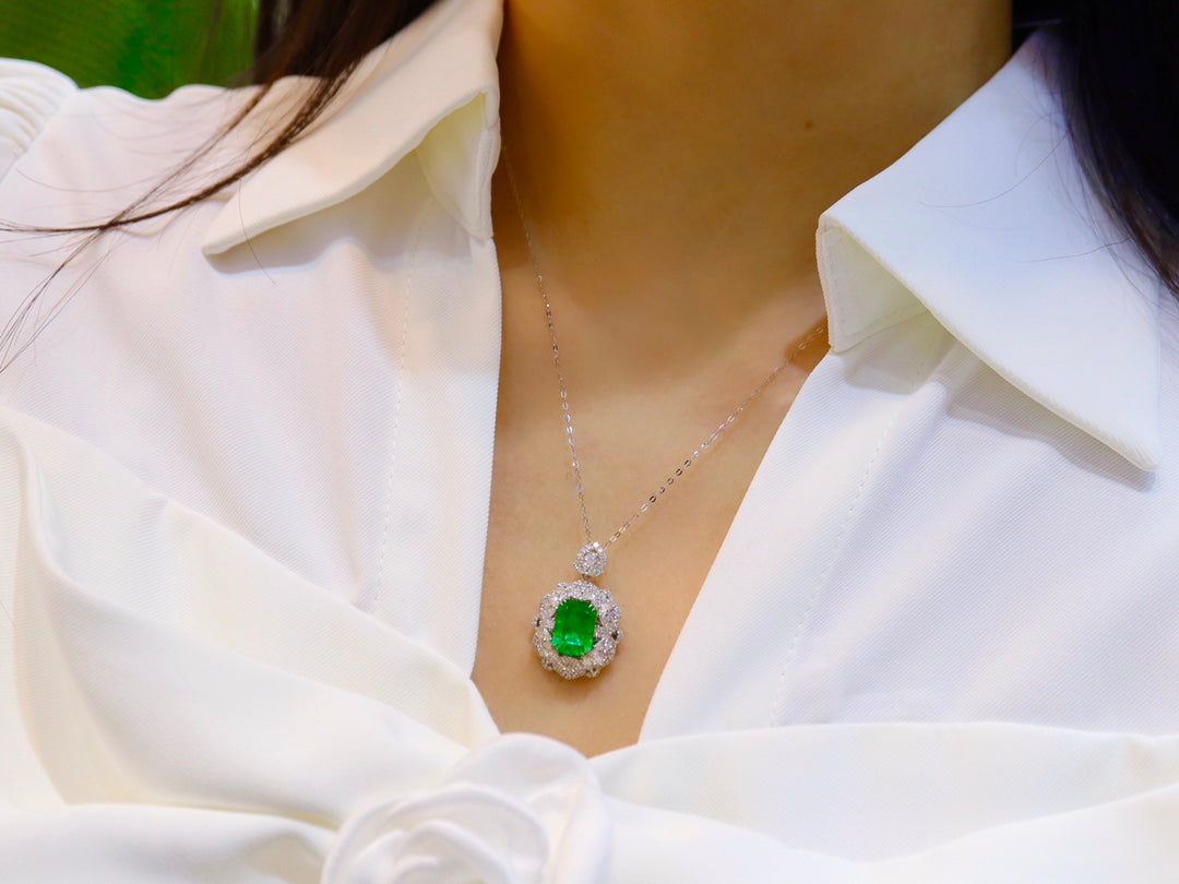 Bijuterii cu pandantiv cu smarald: cristal sticlos verde viu, o alegere de lux