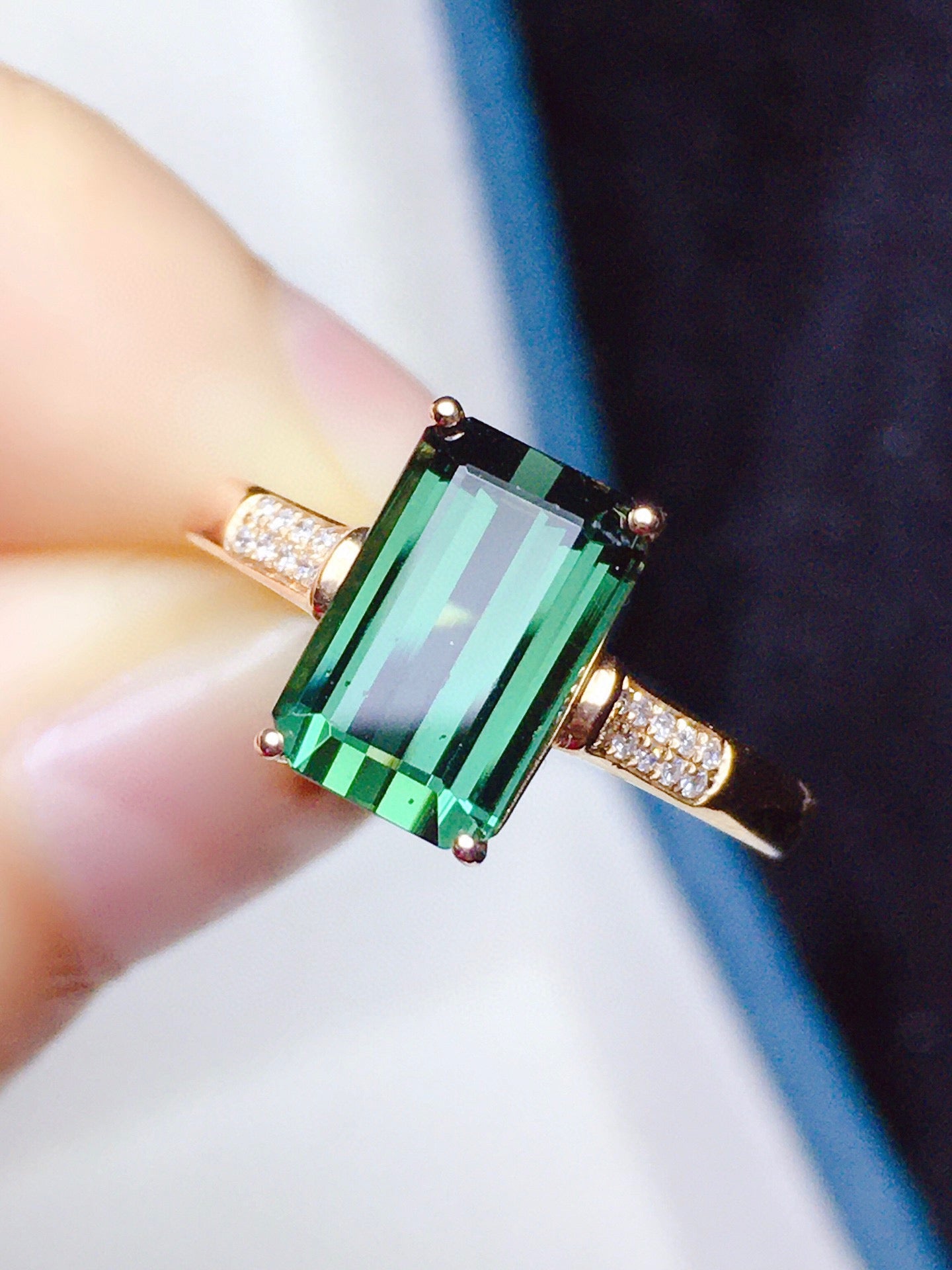 Natürlicher Turmalinring aus 18 Karat Gold mit Diamantakzenten – exquisiter Schmuck