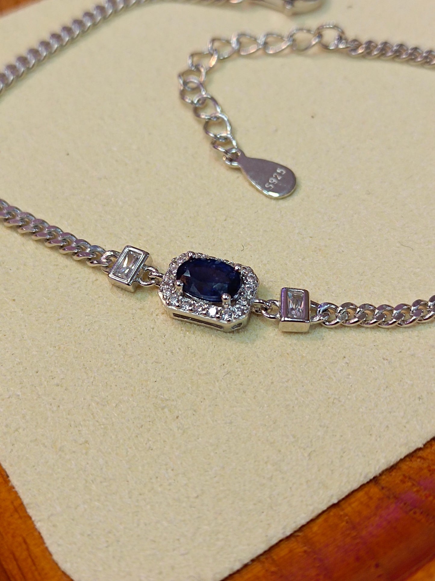 S925 Silver Exquisite Sapphire Embedded Armbånd - Elegante smykker