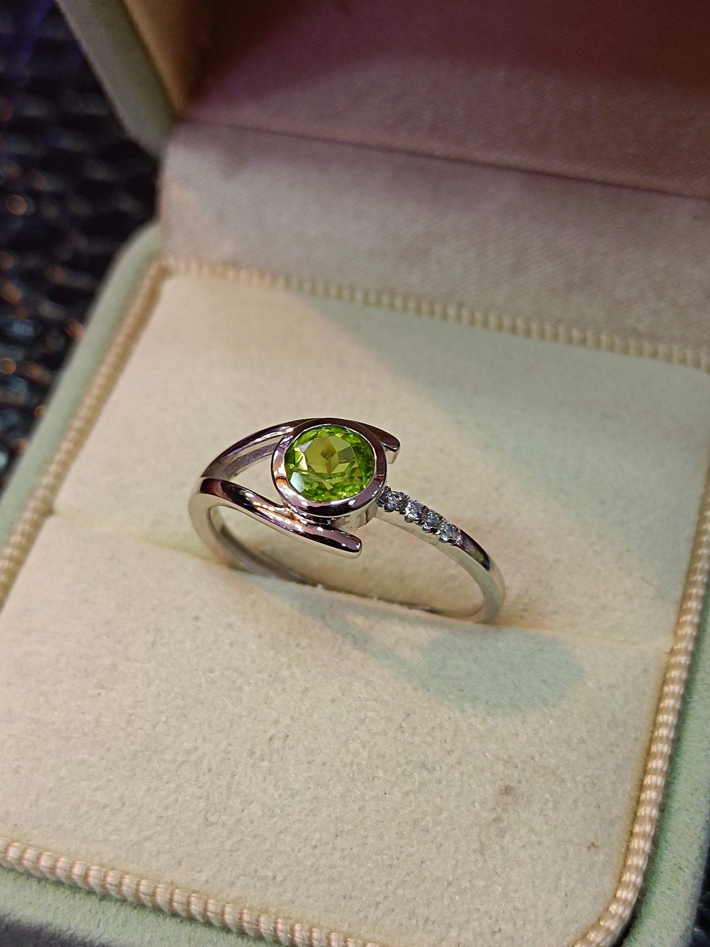 Bague péridot en argent sterling S925 avec intégration en or 18 carats - Bijoux minimalistes uniques