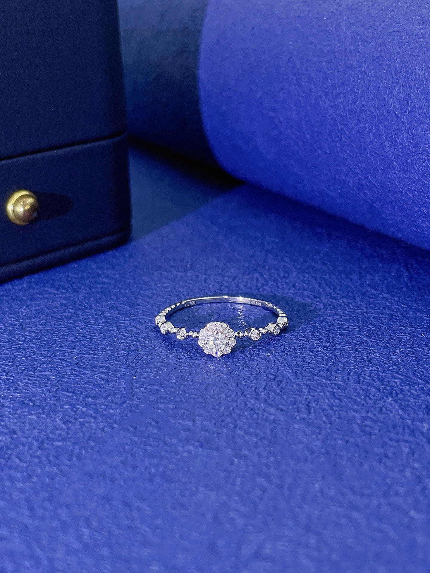 Anillo de burbuja con cuentas de perlas cultivadas de 18 quilates: pieza de joyería exquisita
