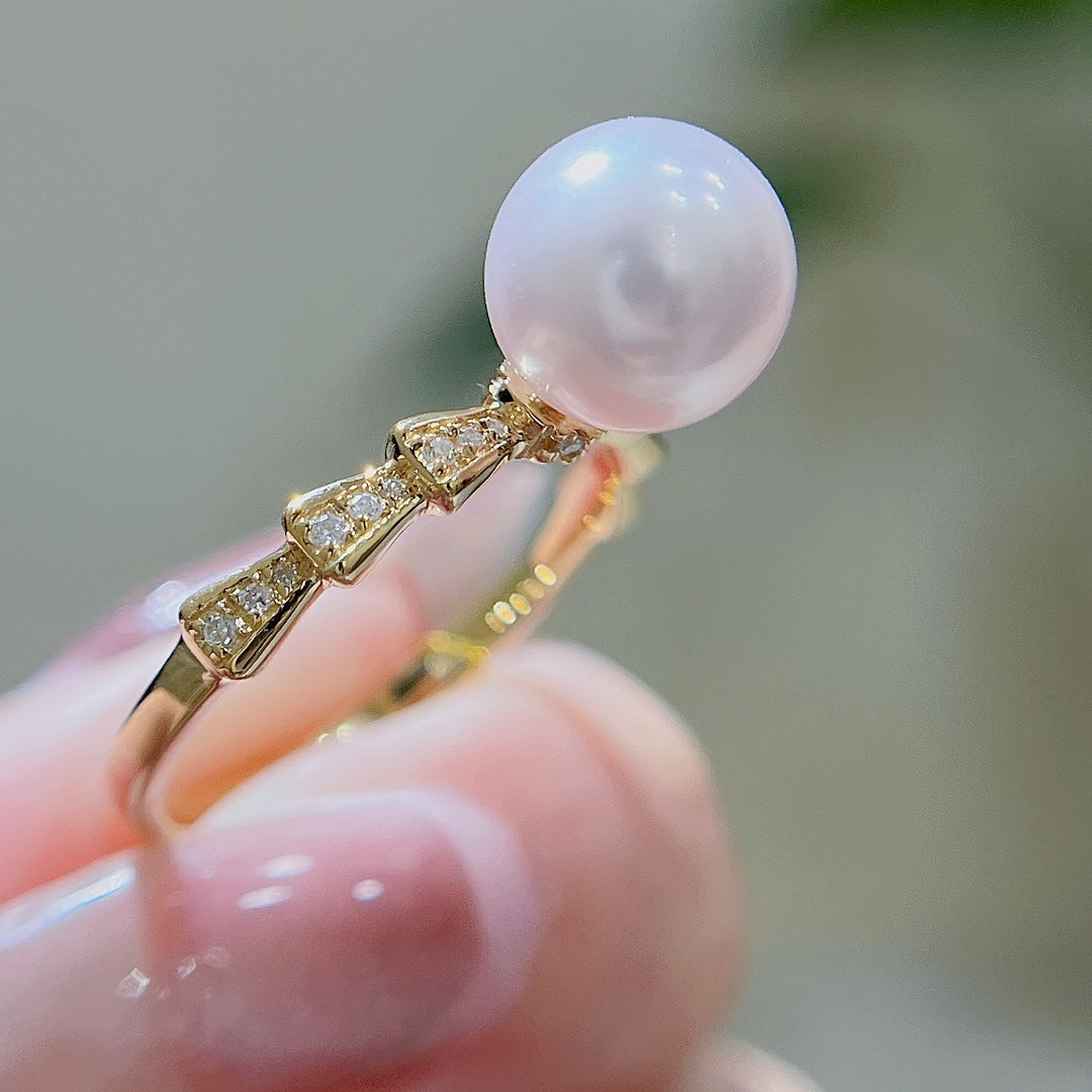 Joyería de perlas Akoya de 8-8,5 mm con detalles de diamantes y oro de 18 quilates