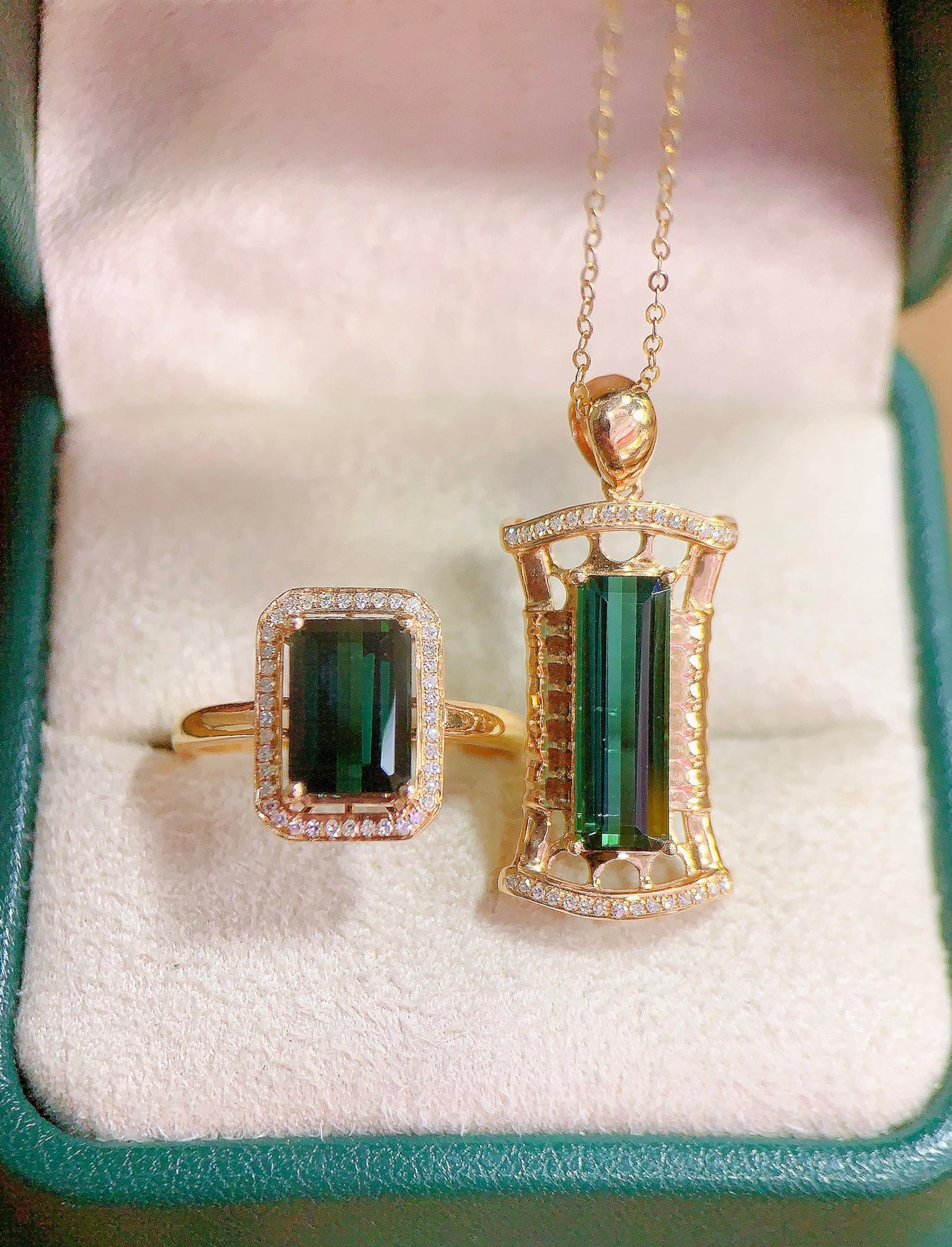 Exklusives Double 11-Schmuckset: Bixbite-Ring und Anhänger aus 18-karätigem Gold und mit Diamanten eingebettet