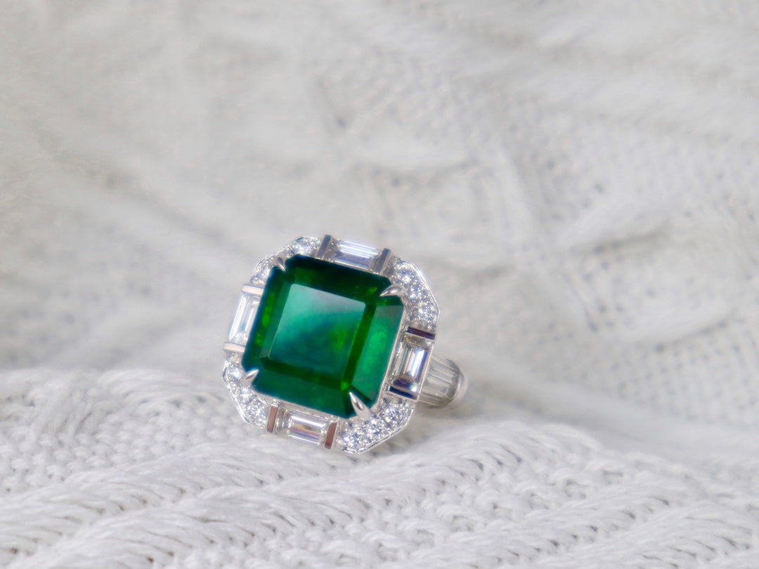 Emerald Ring - Luxurious Jewelry Piece with Exceptional Design