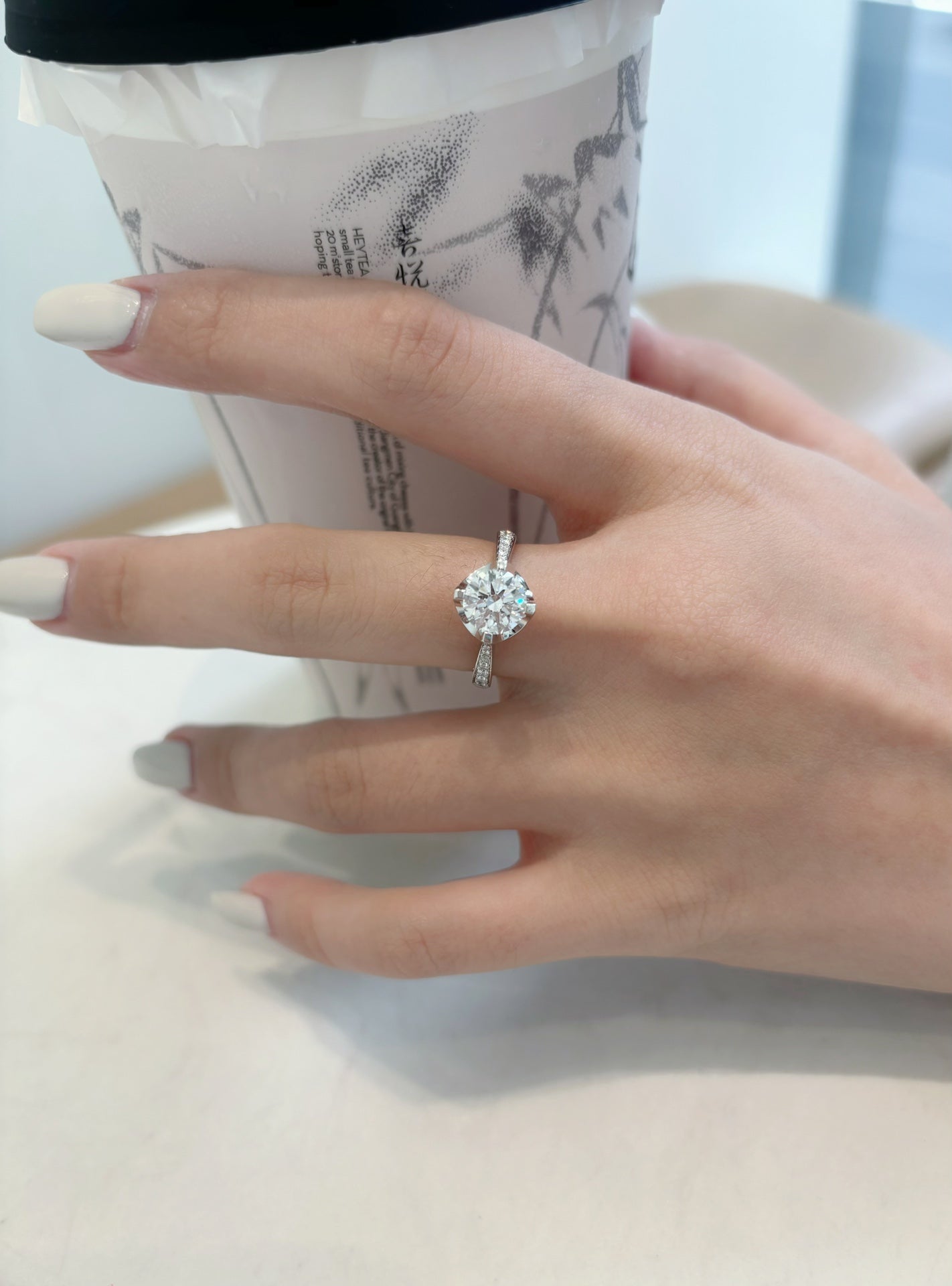 Cincin Lengan Lurus Empat Cakar Berlian Bulat Berbudaya 18K - Perhiasan Premium
