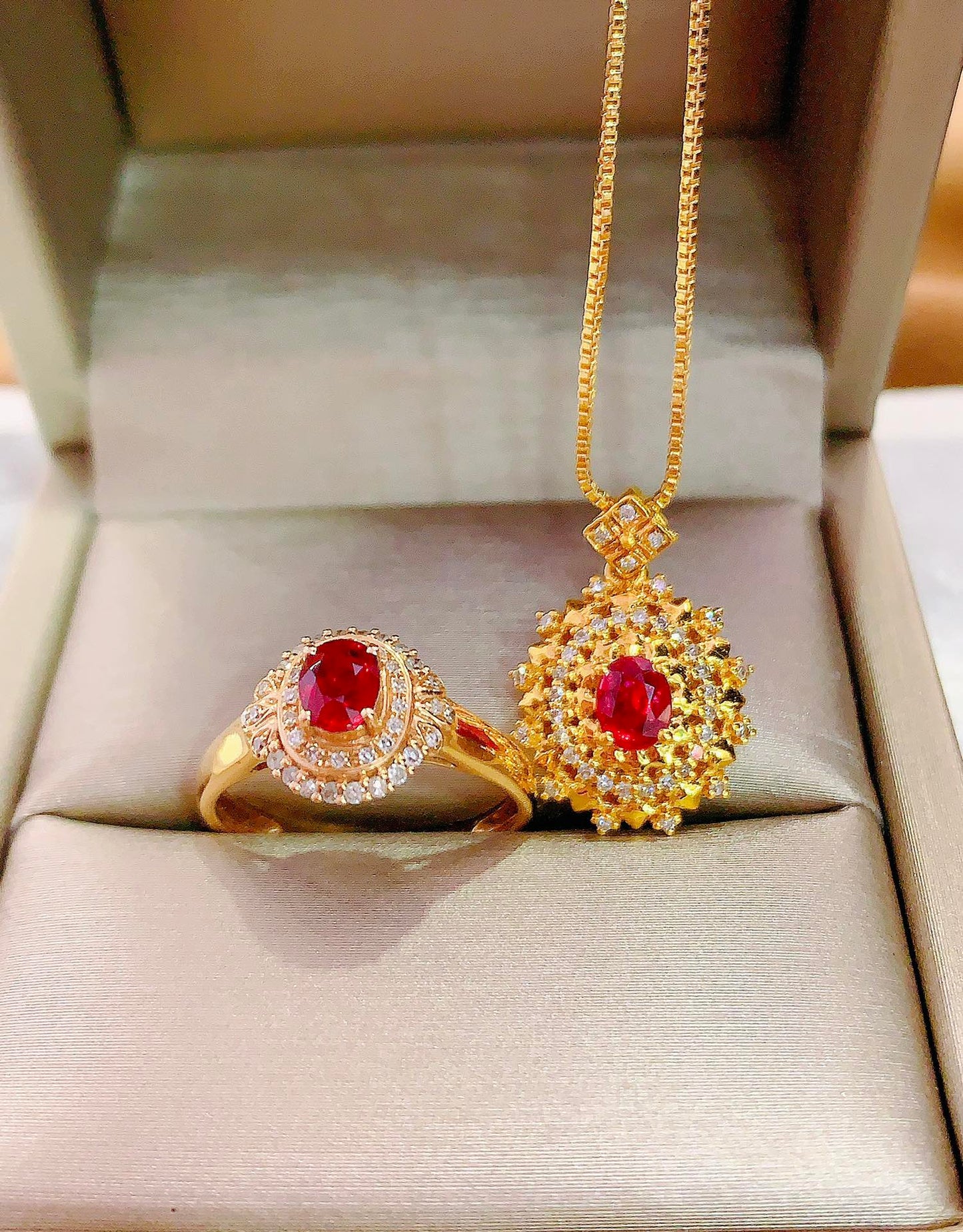Exklusives Doppel-11-Schmuckset: Ring und Anhänger aus 18 Karat Gold mit Rubin und Diamant