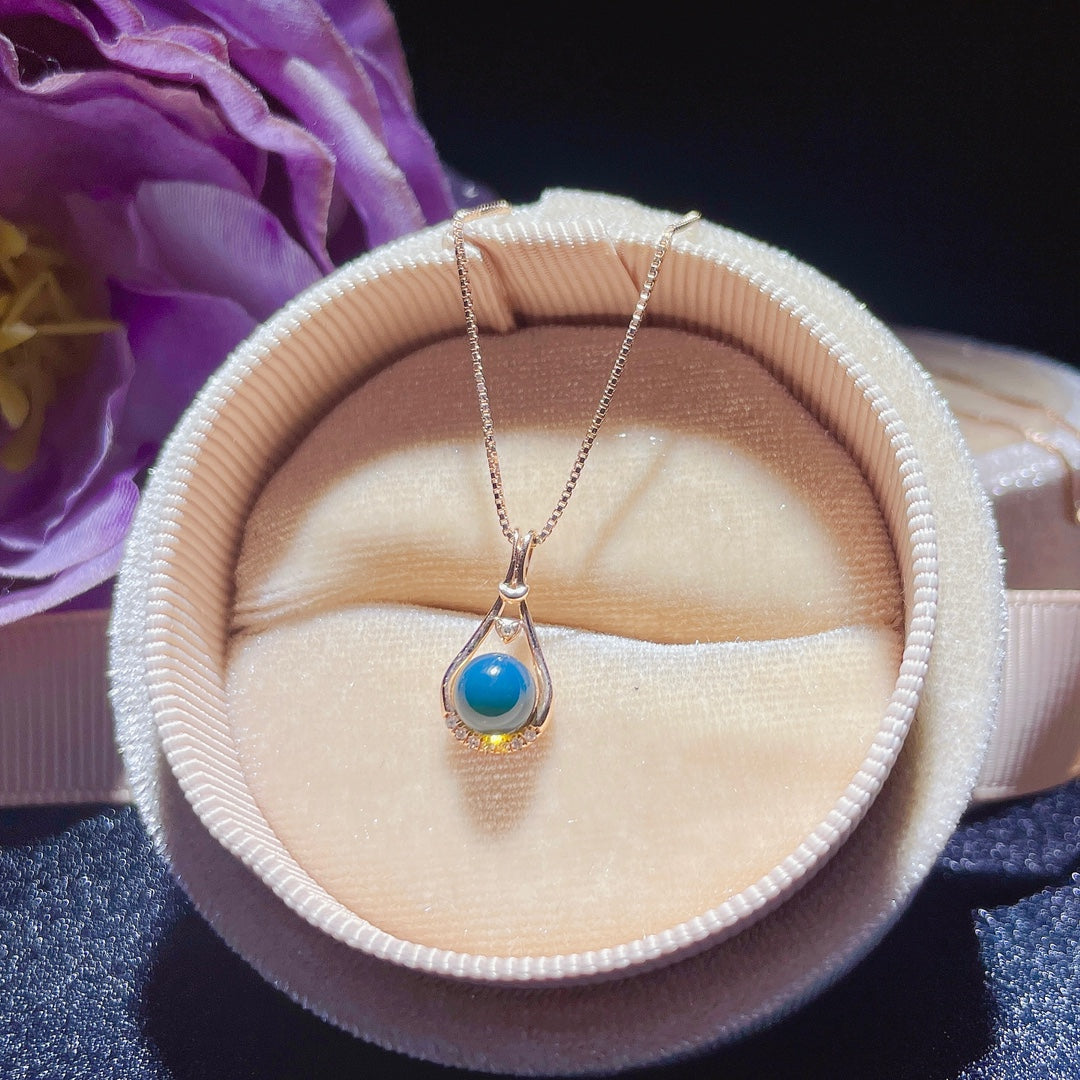 Nouveauté : Pendentif en ambre bleu dominicain incrusté d'or 18 carats - Bijoux exquis