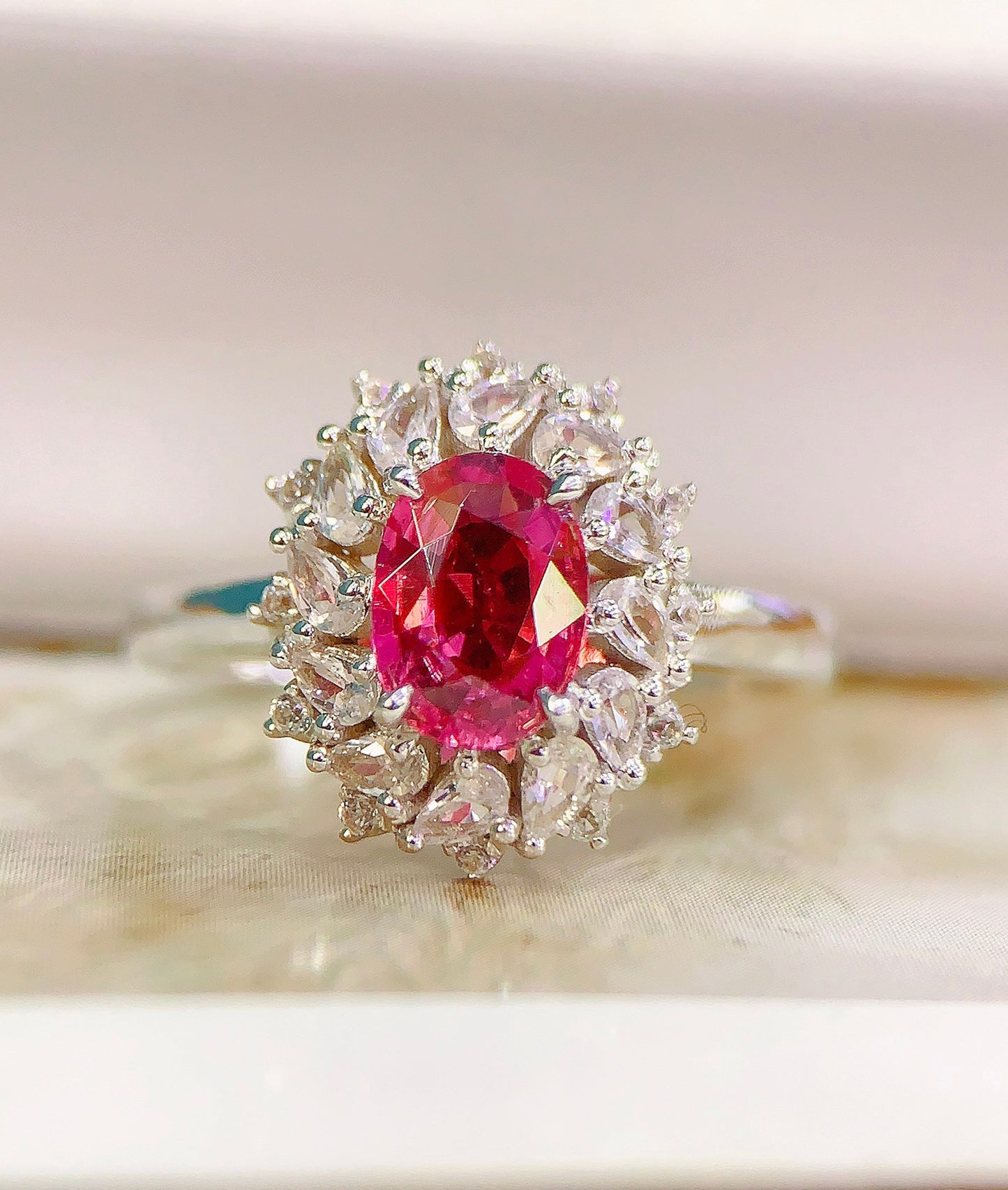 Cincin Turmalin Emas 18K dan Dua Warna - Perhiasan Elegan