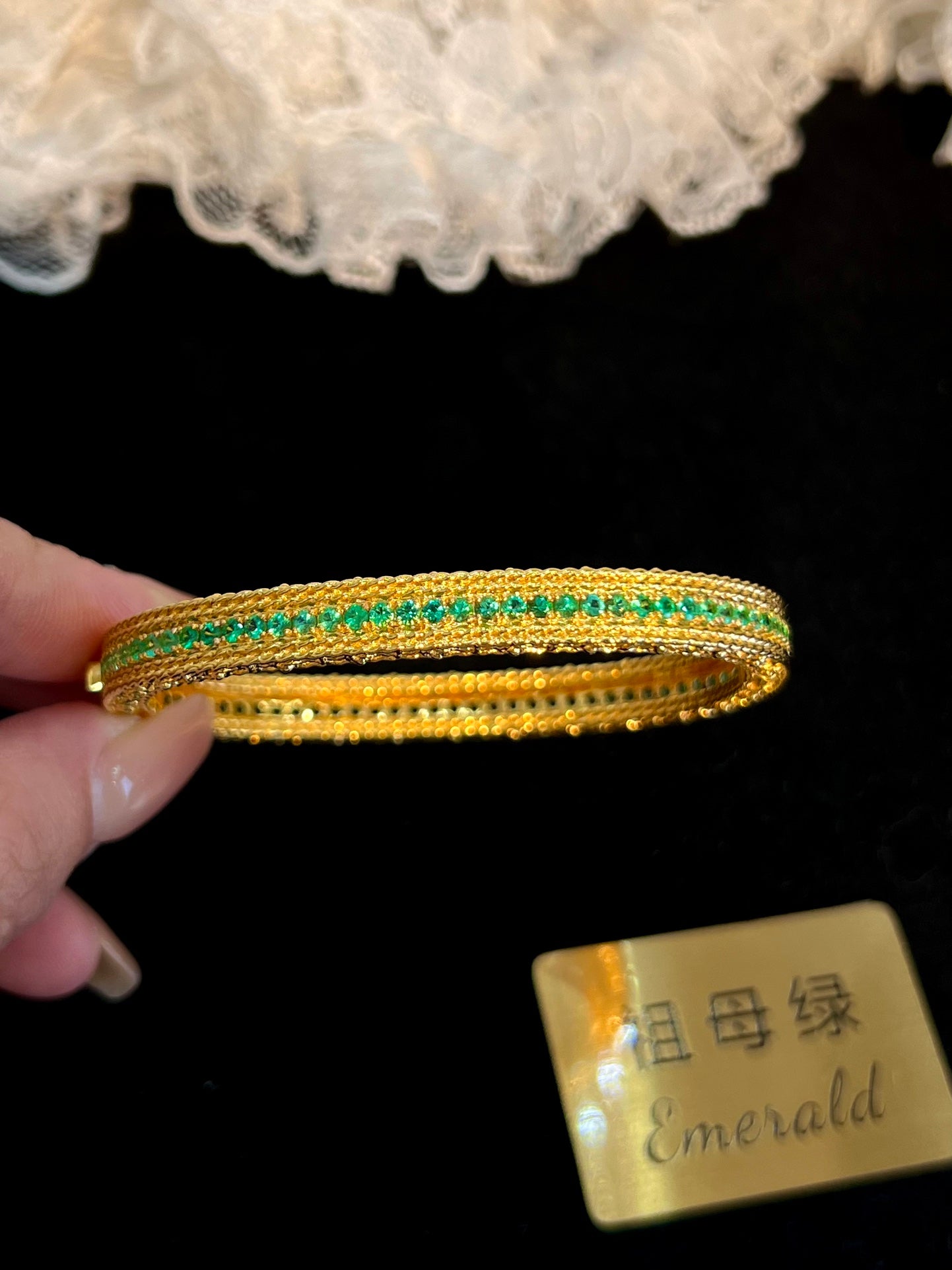 Vintageinspirerat smaragdarmband i 18K guld - ett tidlöst smycke