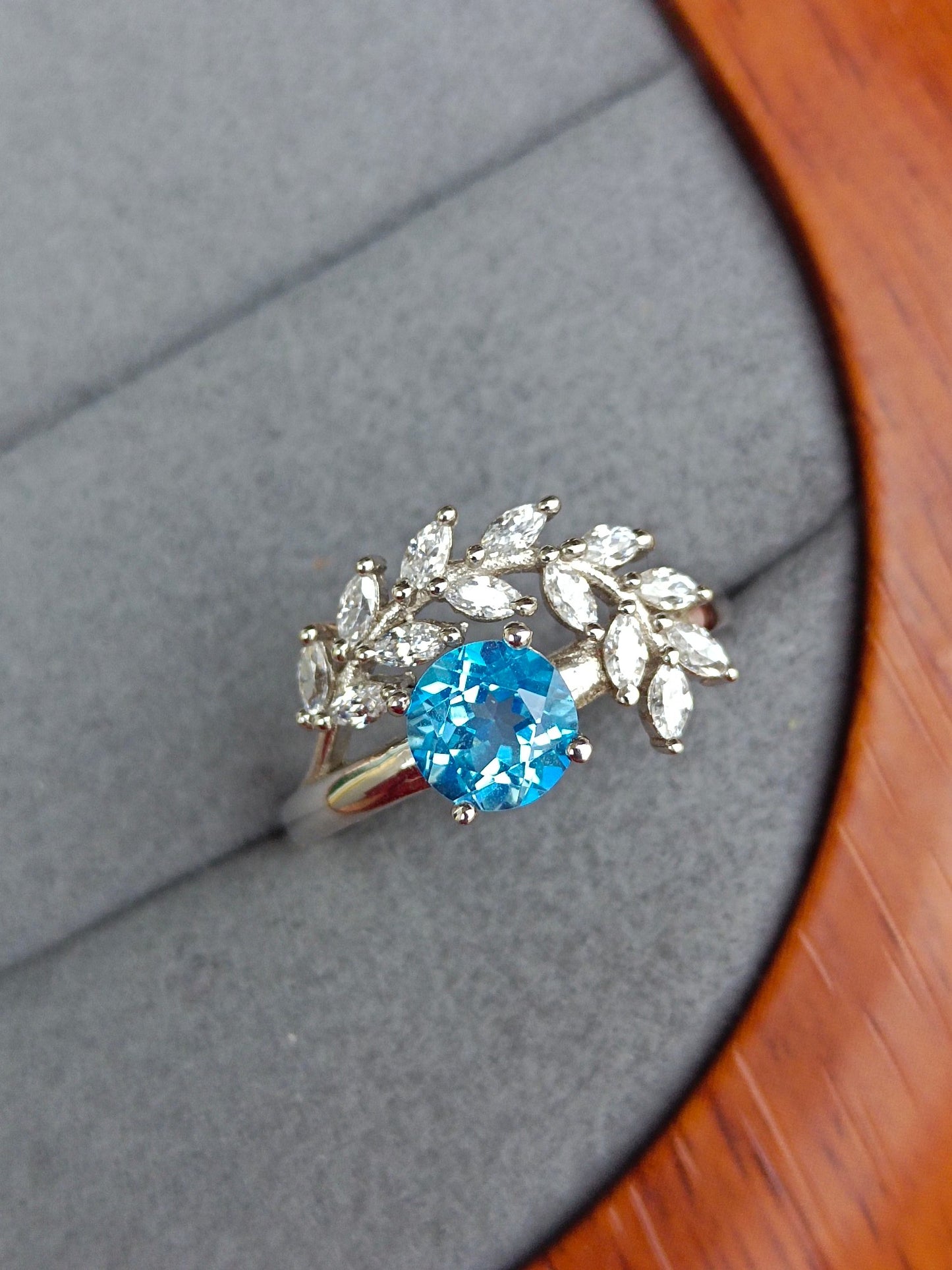 Anello con topazio naturale in blu svizzero: lavorazione artigianale di gioielli unici