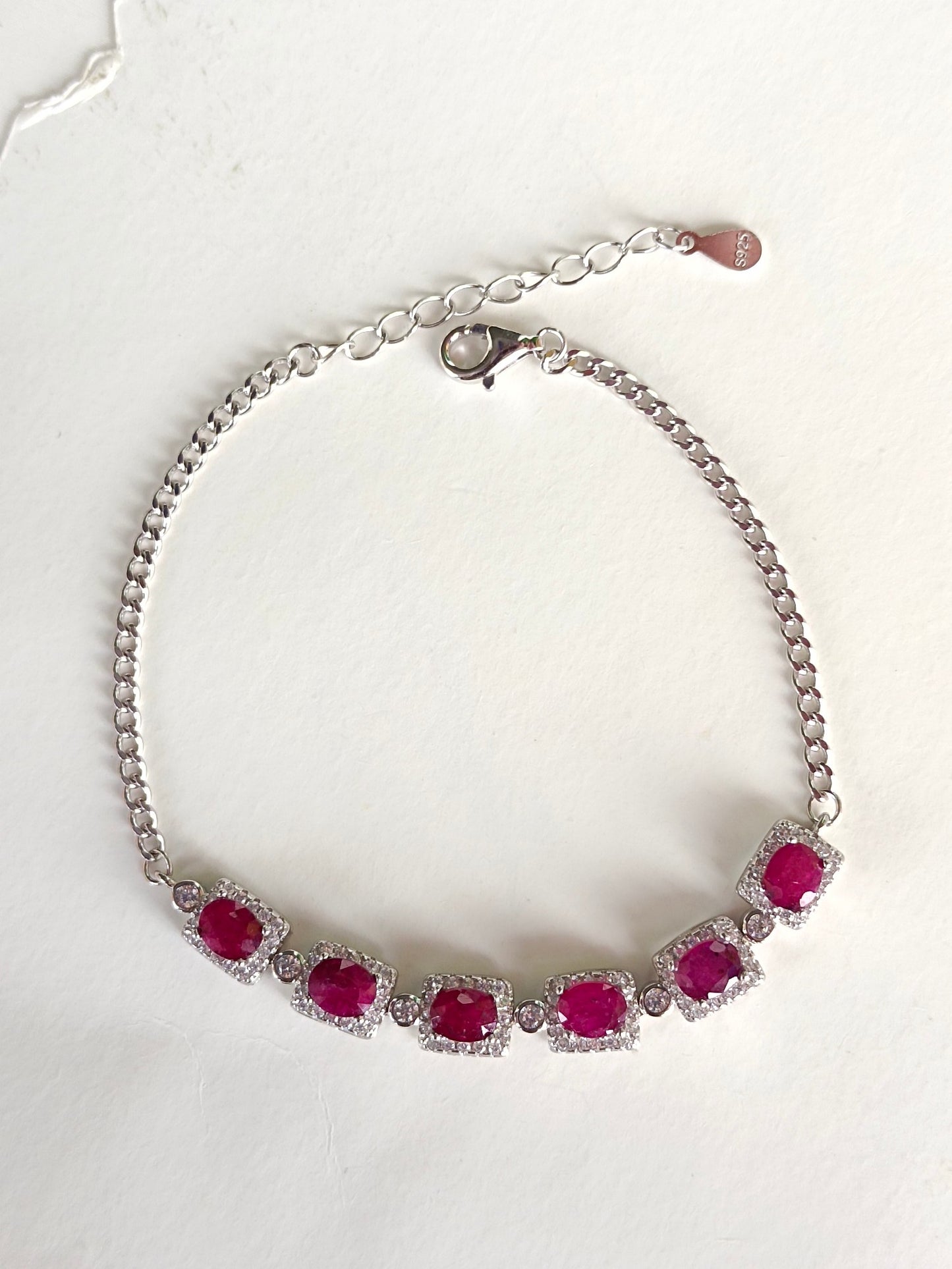 Oogverblindende robijnen armband - een tijdloos stukje elegantie