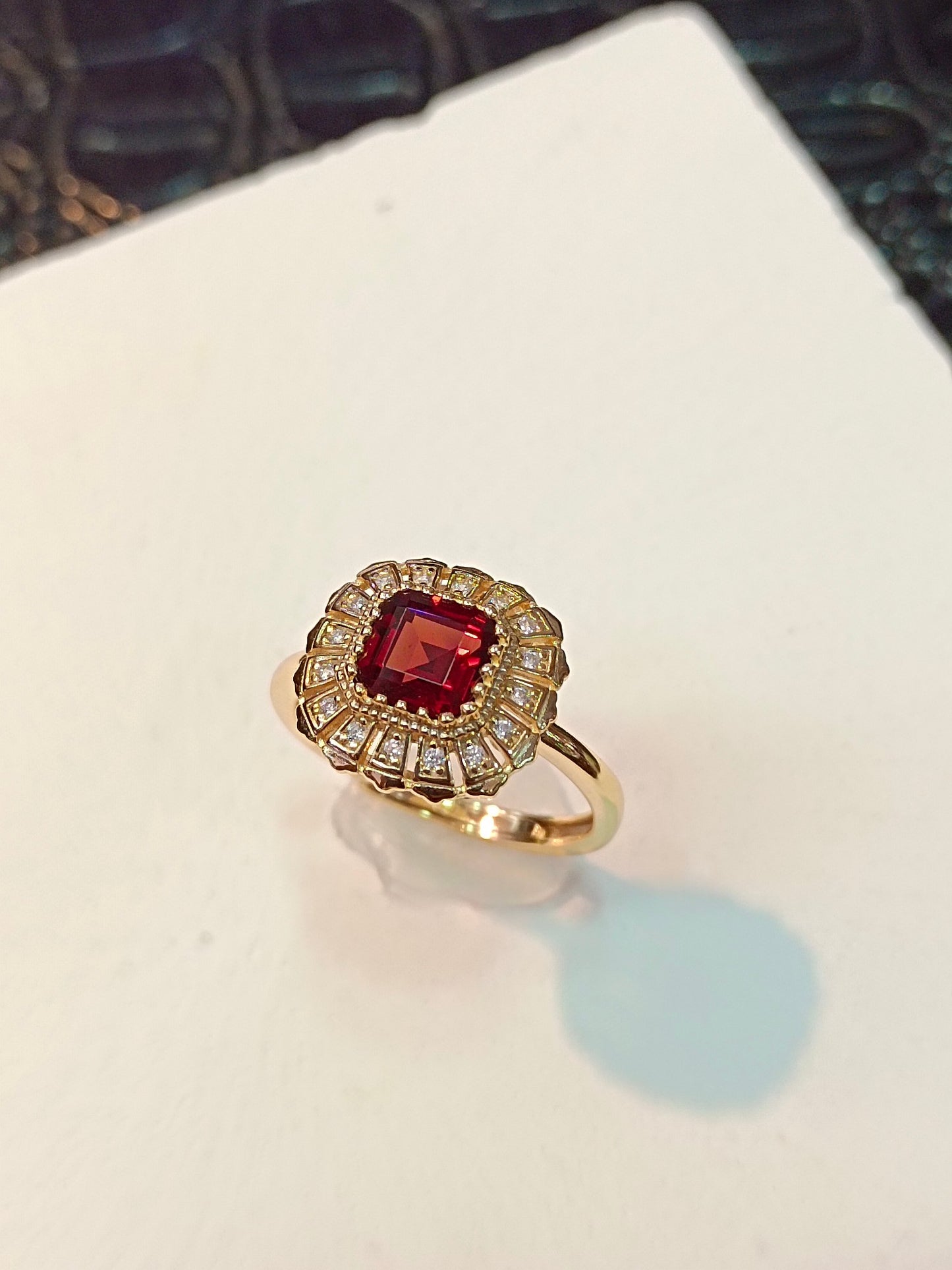 Elegant S925 sterlingsølv granatring - utsøkte smykker for vår og sommer
