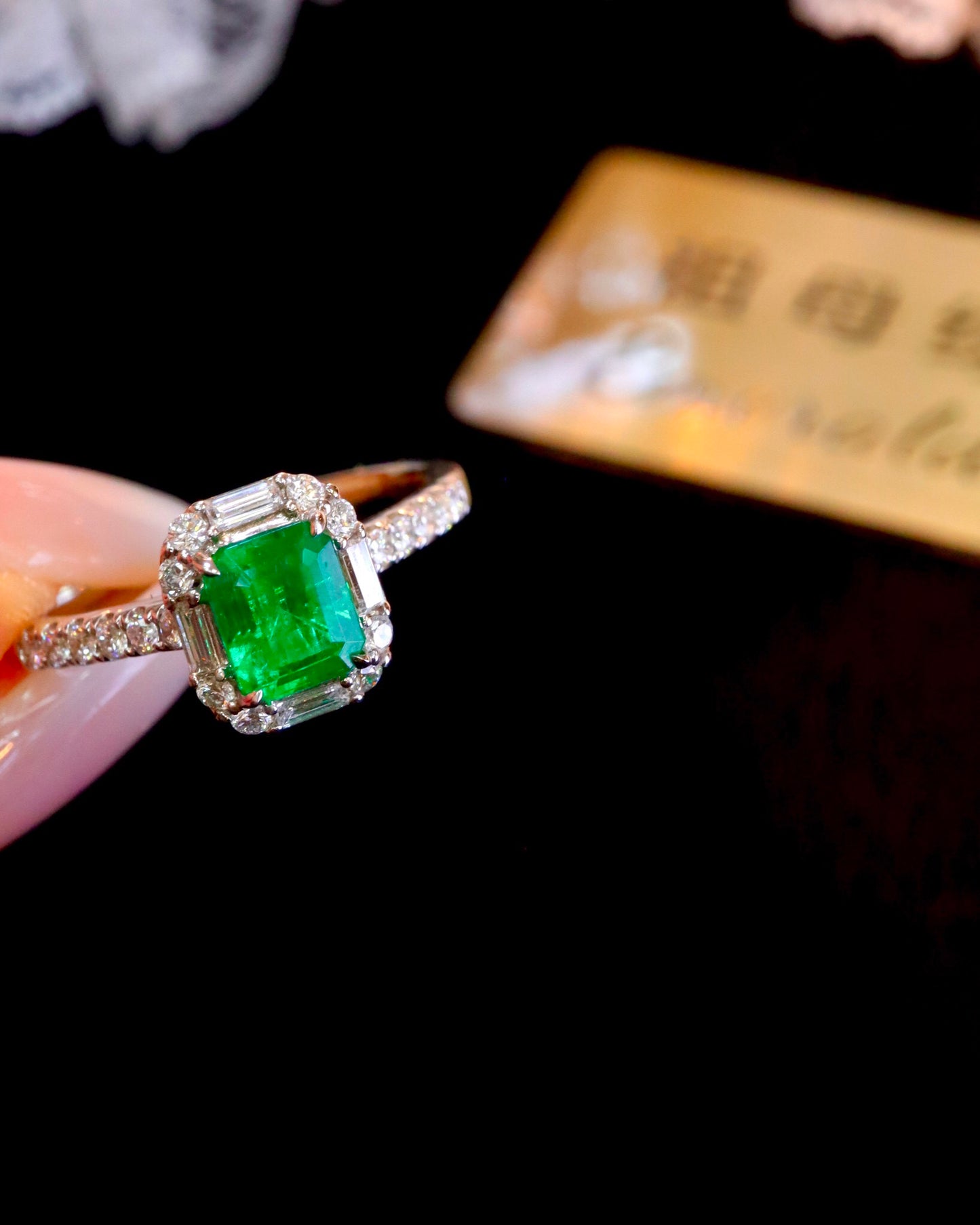 Perhiasan Klasik Abadi: Cincin Zamrud Tertanam Emas 18k dan Berlian